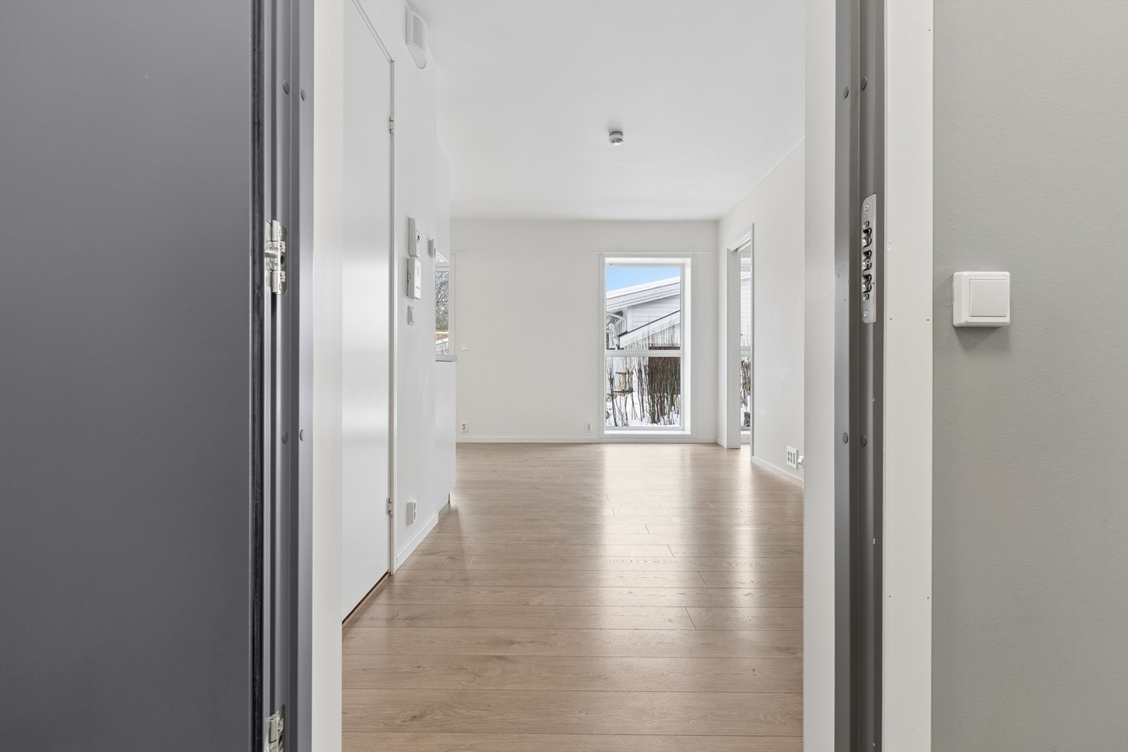 Velkommen inn ønskes av en lys og oversiktlig entré med god plass til både sko og yttertøy. Galleribilde