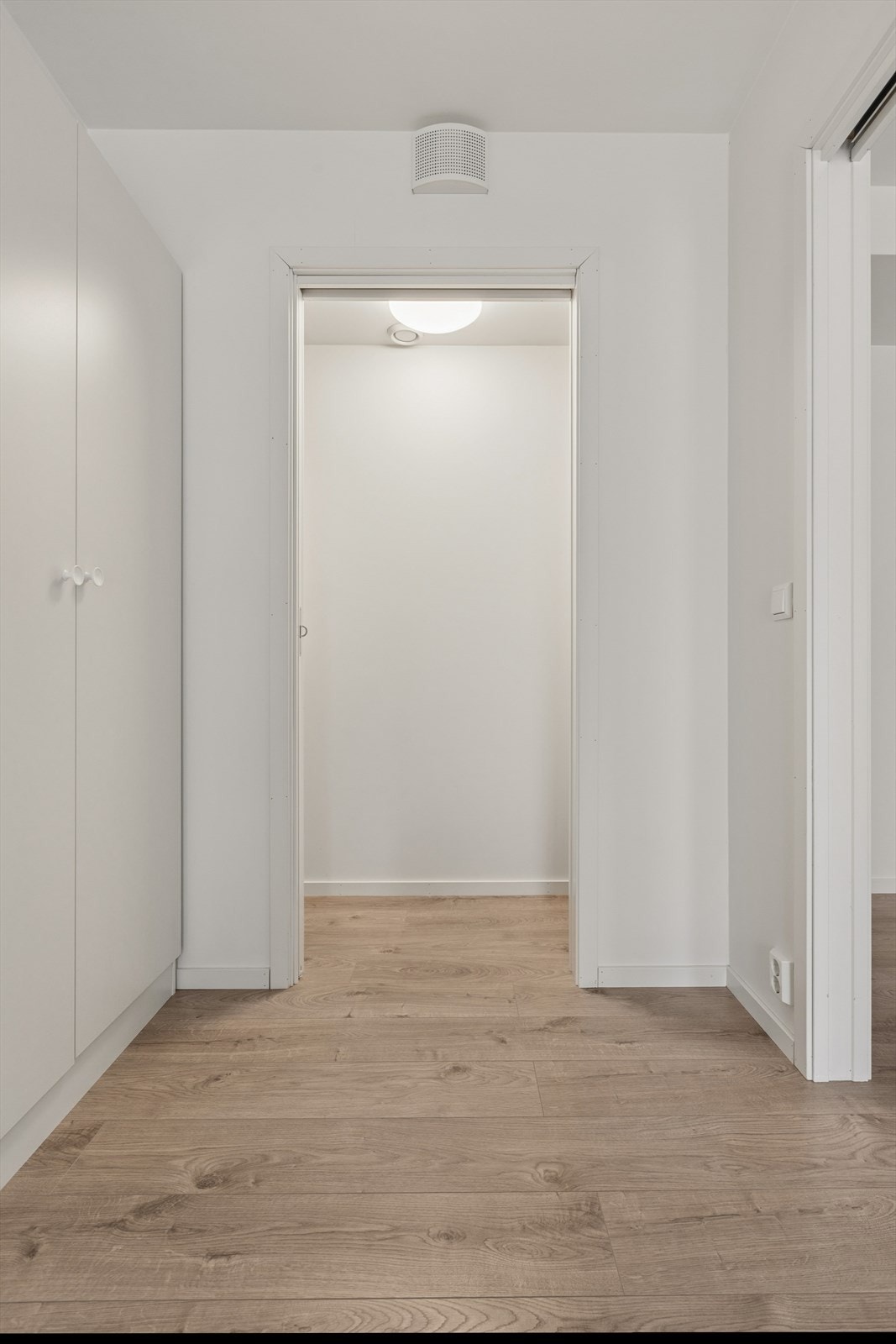 I tilknytning soverommet finner du også en praktisk bod/kott som gir ekstra oppbevaringsmuligheter. Galleribilde