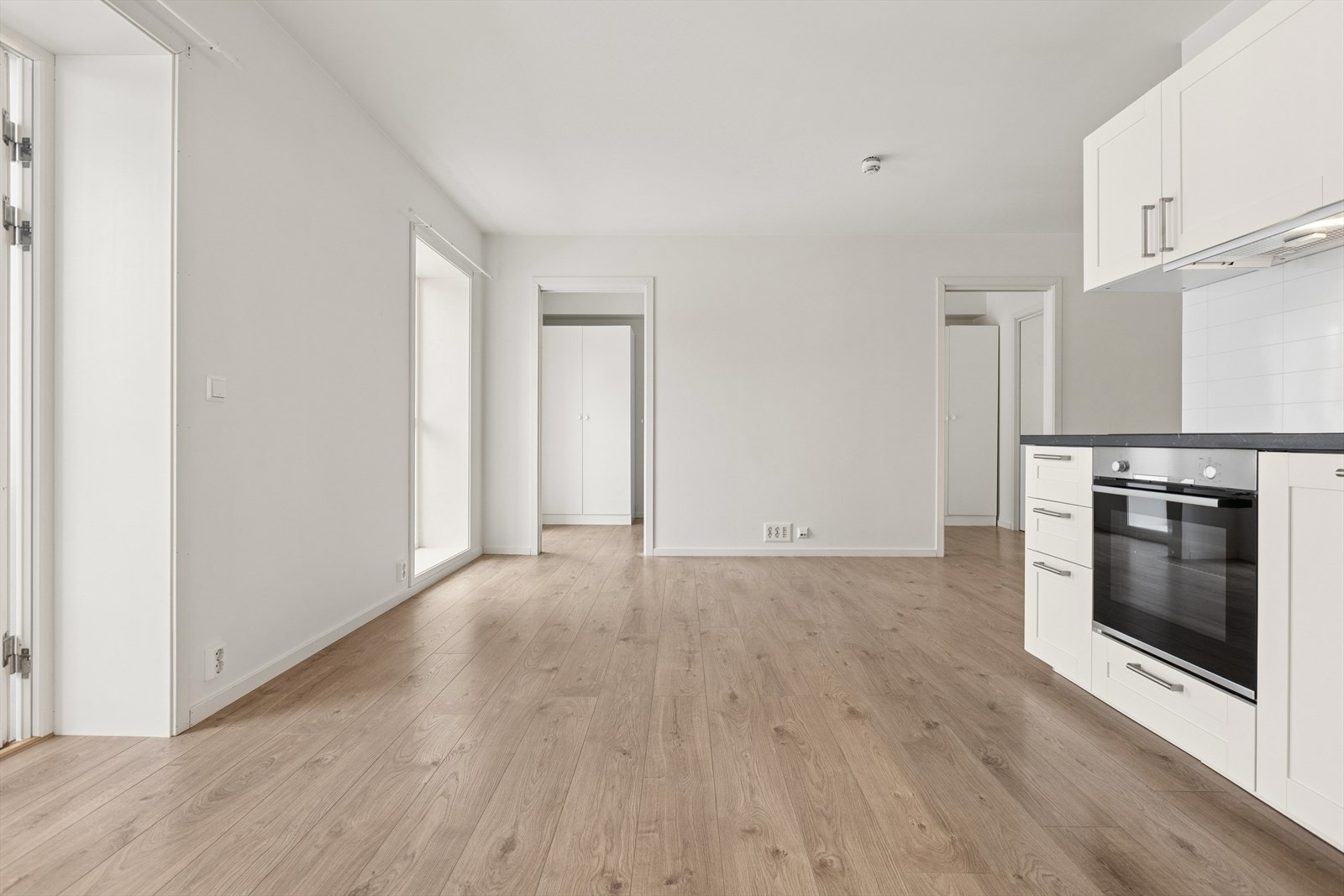 Den åpen løsningen mellom kjøkken og stue, gir fleksible møbleringsmuligheter. Galleribilde