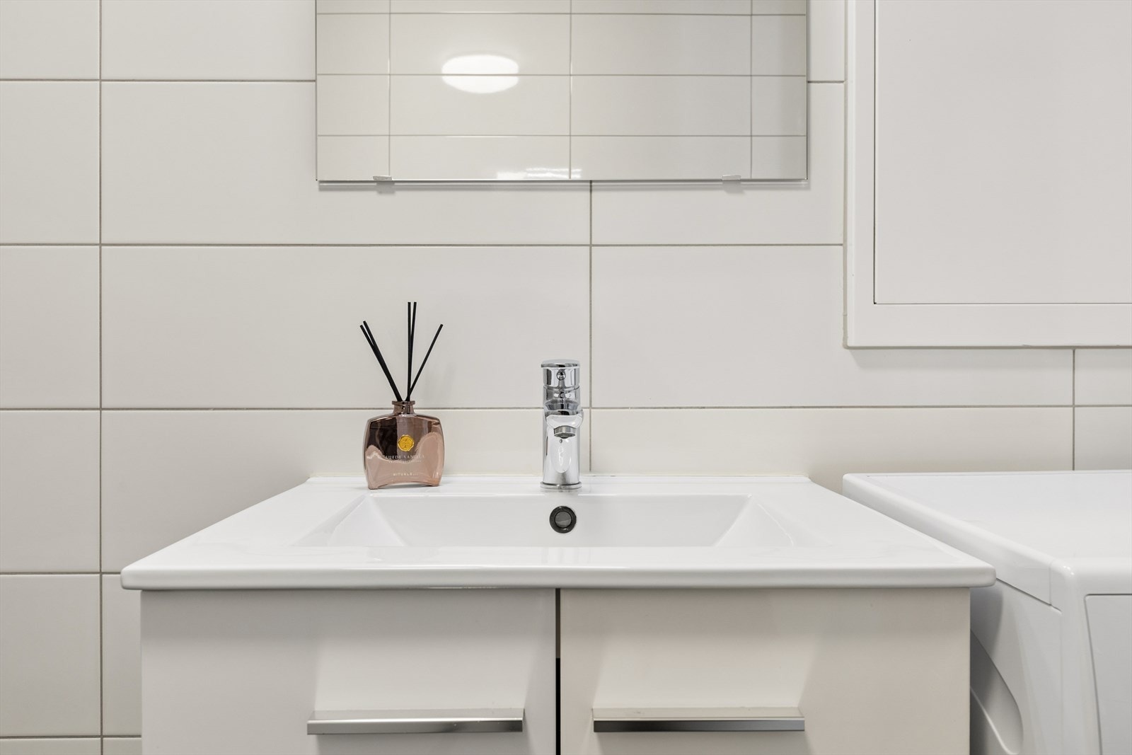 Innredningen har nedfelt servant og glatte fronter med oppbevaringsmuligheter. Galleribilde