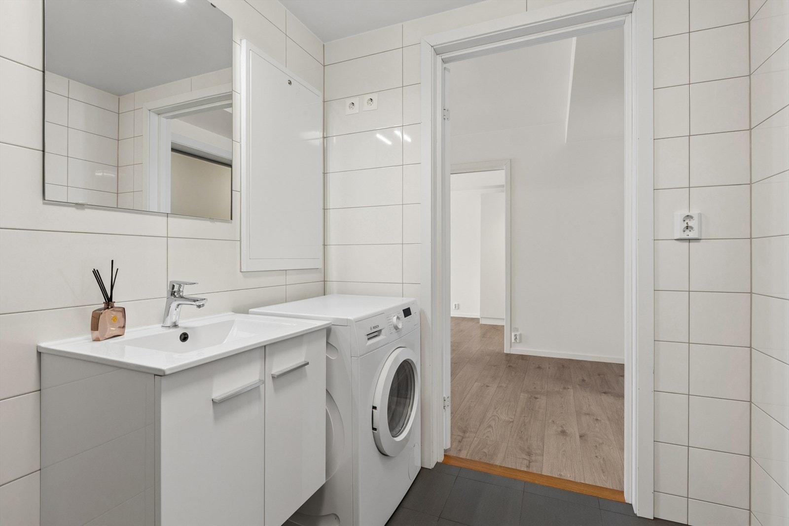 Det er også praktisk tilrettelagt med opplegg for vaskemaskin. Galleribilde