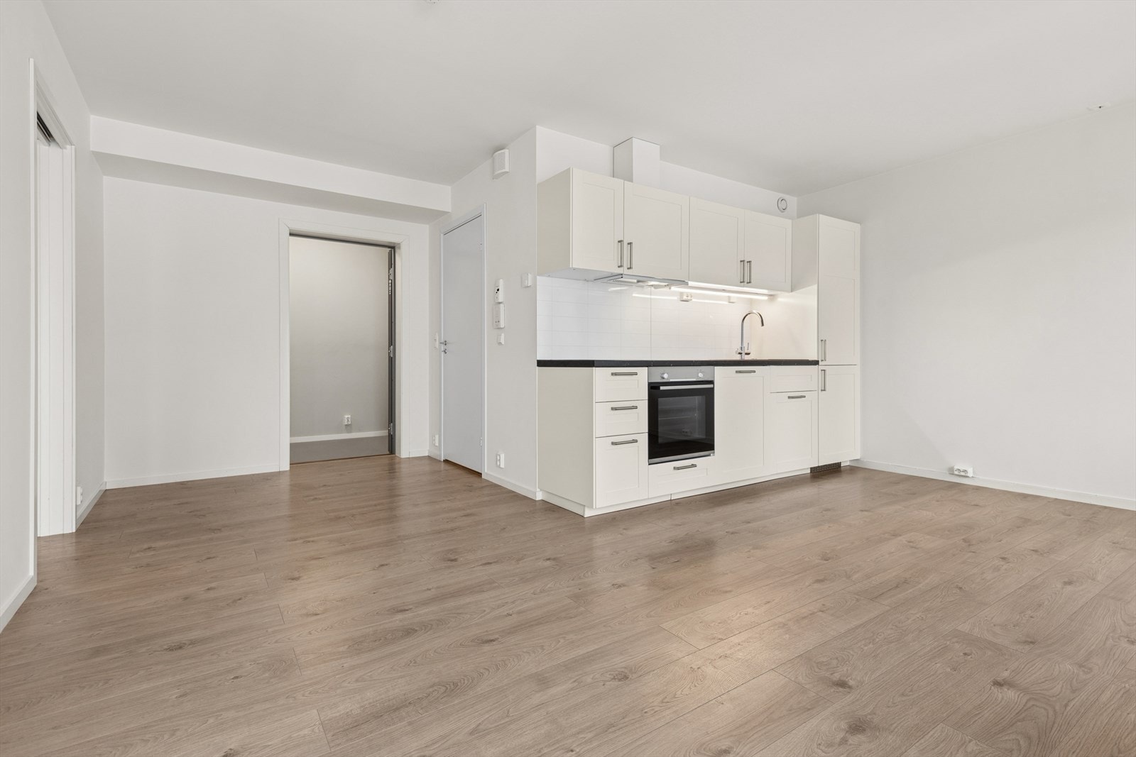 Oppholdsrommet er enkel å møblere og gir gode muligheter for fleksibel innredning. Galleribilde