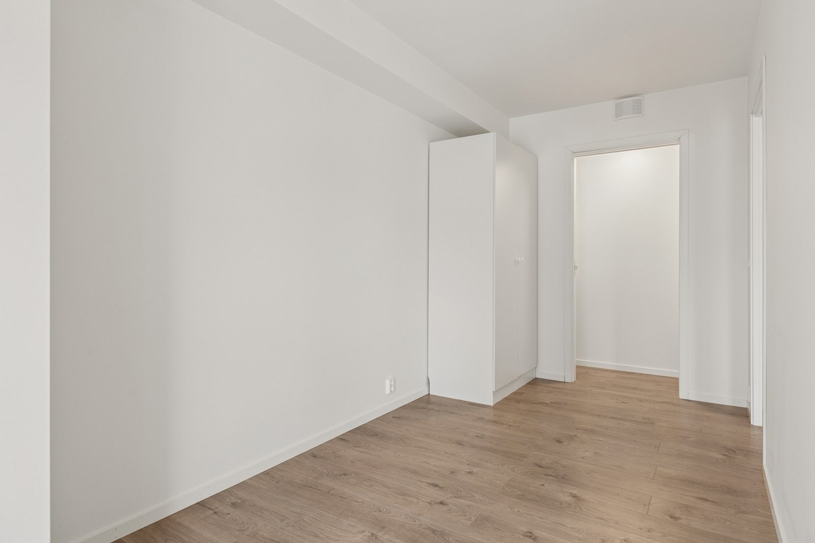 Plass til garderobeløsning langs veggen gir praktisk oppbevaring. Galleribilde