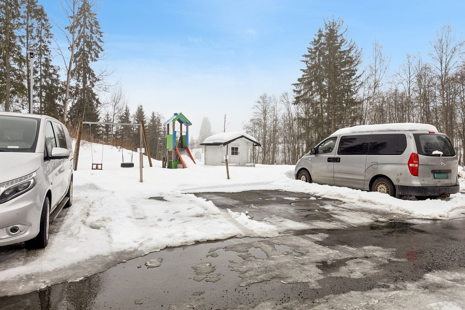 Hver seksjon disponerer én parkeringsplass på felles parkeringsområde. Galleribilde