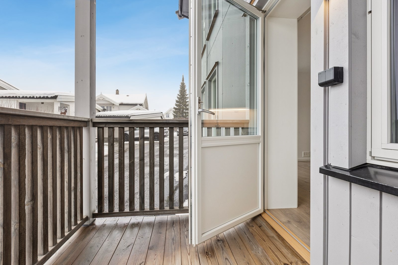 Balkongen er på ca 4kvm og gir rom for å danne en koselig sittegruppe. Galleribilde