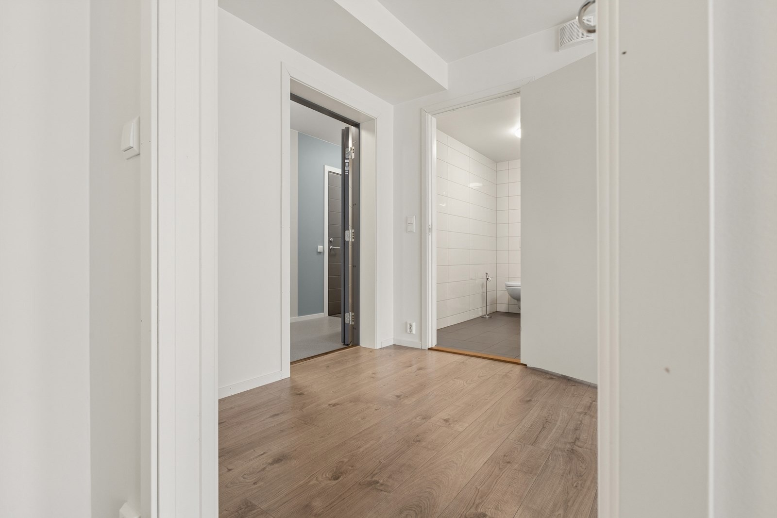 Direkte adkomst til badet fra entréen gir god funksjonalitet. Galleribilde