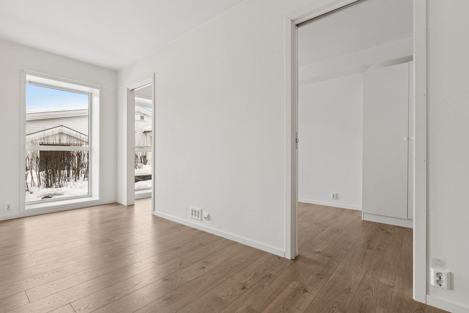 Stuen tilbyr en veggflate som egner seg godt for TV-plassering om ønskelig. Galleribilde