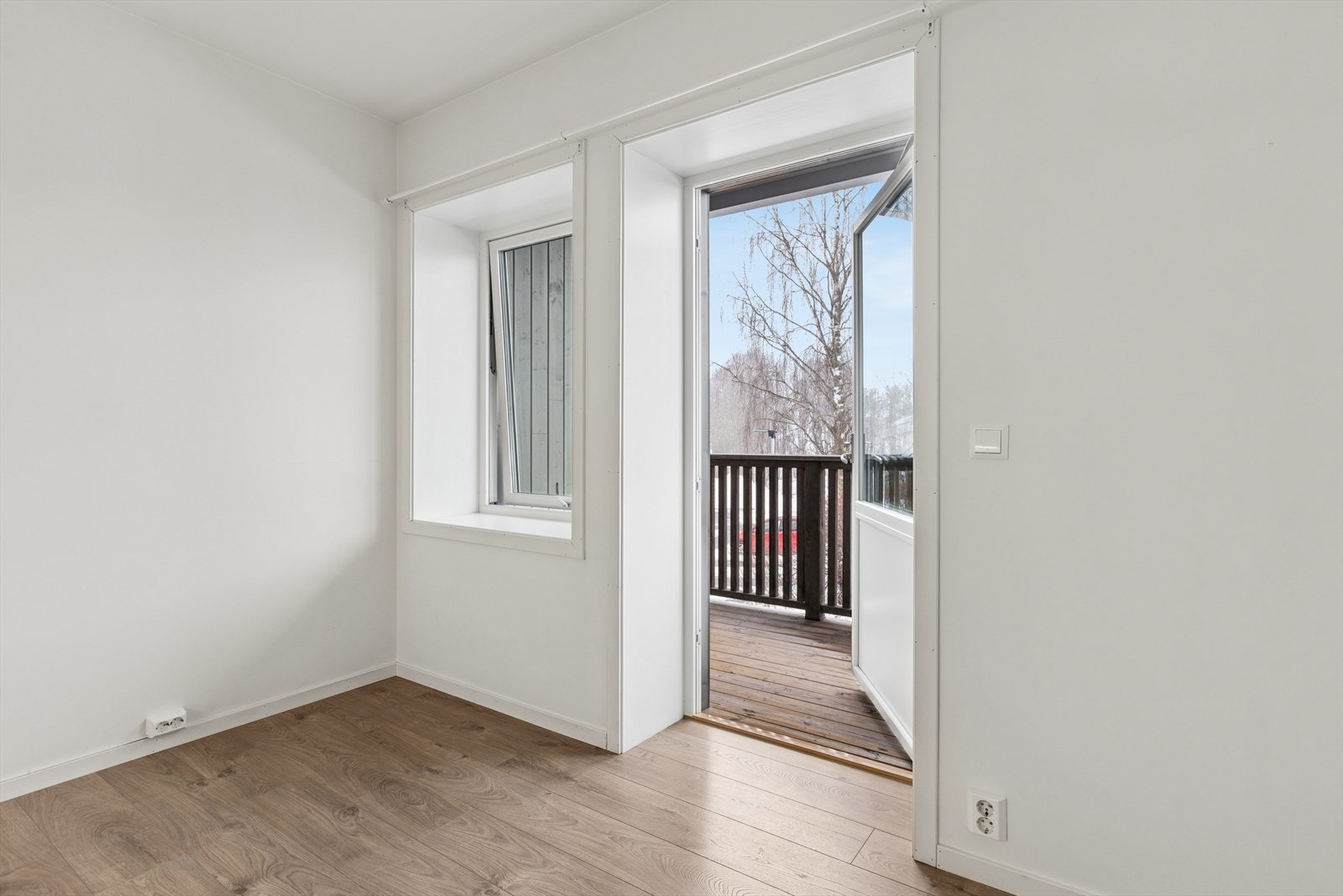 Utgang til balkongen fra stuen gir enkel tilgang til uteområdet. Galleribilde