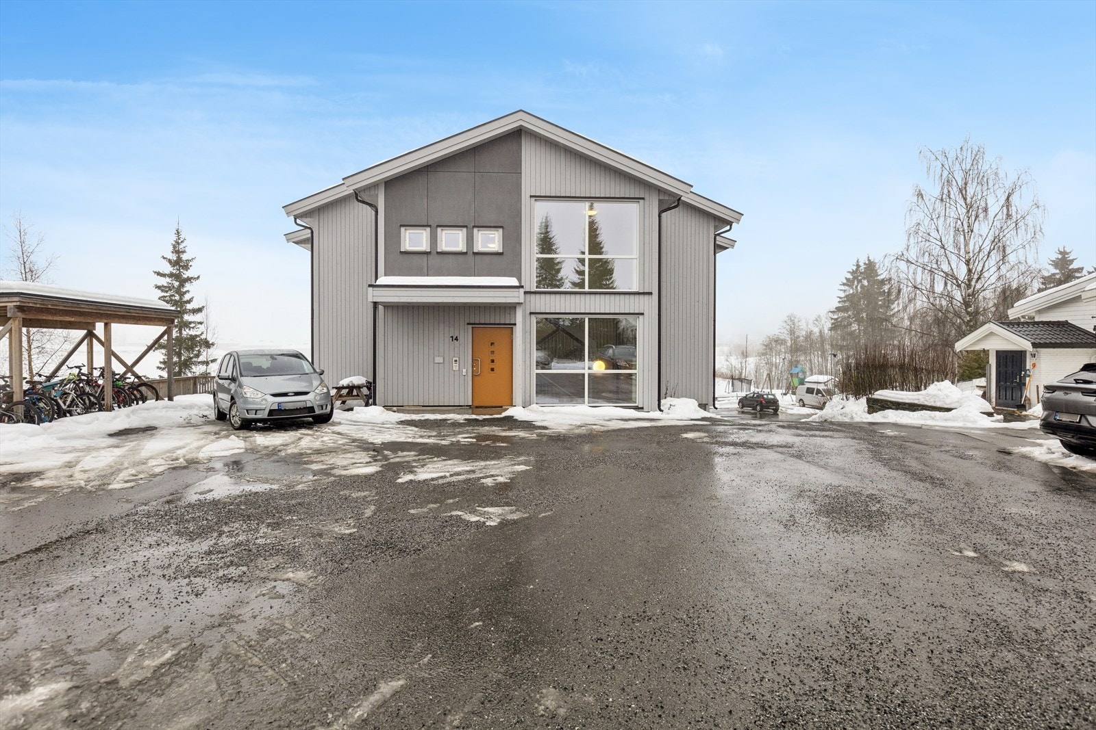 Lys og moderne 2-roms leilighet i et rolig og etablert område, med kort vei til daglige servicetilbud. Galleribilde