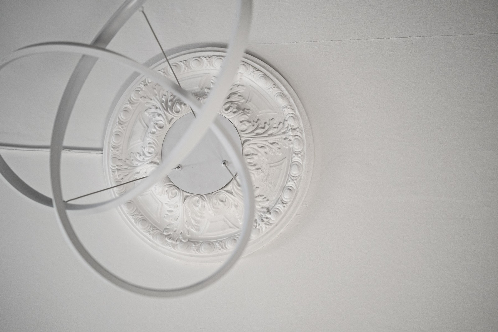 Det er rosett i taket i stuen. I 2024 ble det montert Plejd-belysning i entré, stue, kjøkken og bad. Galleribilde