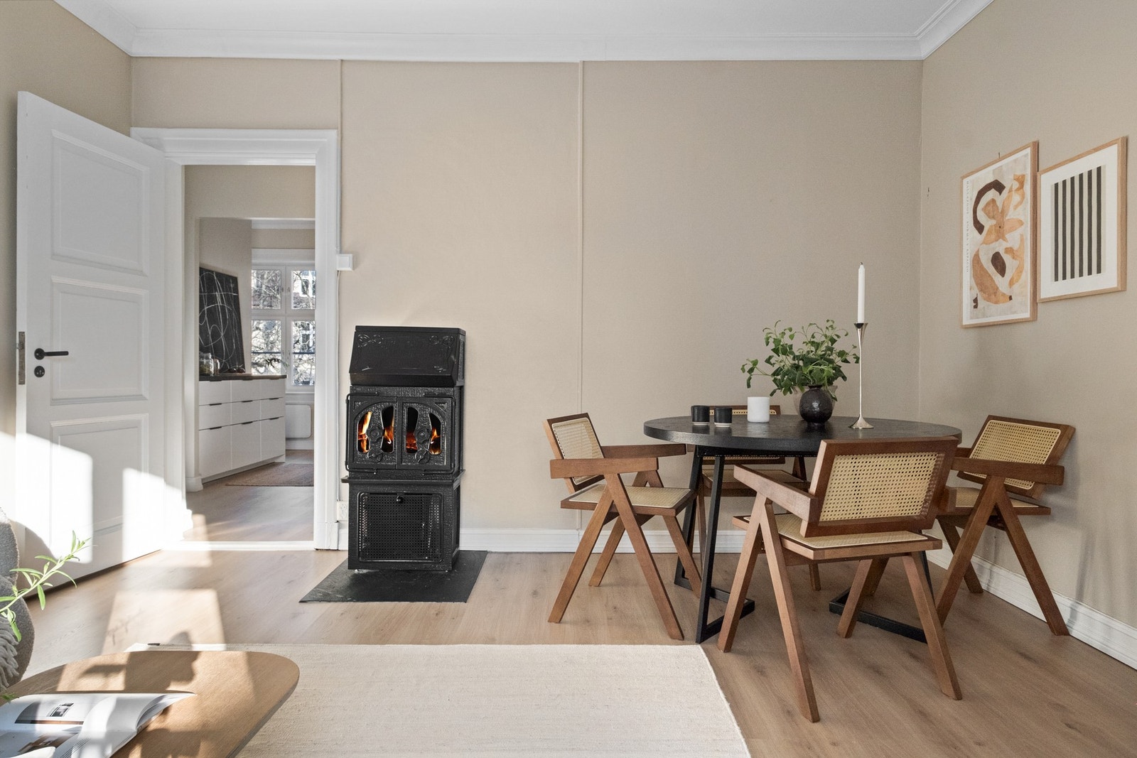 Det er enkel adkomst mellom stuen og kjøkkenet, slik at servering kan unnagjøres enkelt og effektivt. Galleribilde