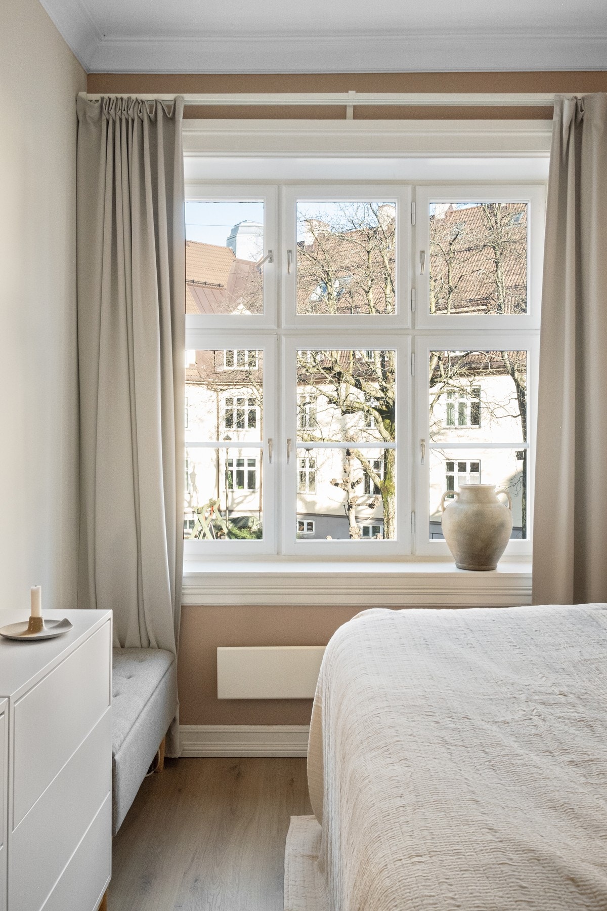 Soverommet har også store vindusflater. Galleribilde