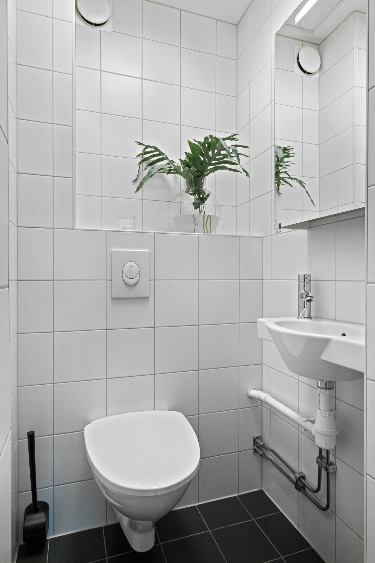 Toalettrommet har vegghengt toalett, speilskap og servant. Galleribilde