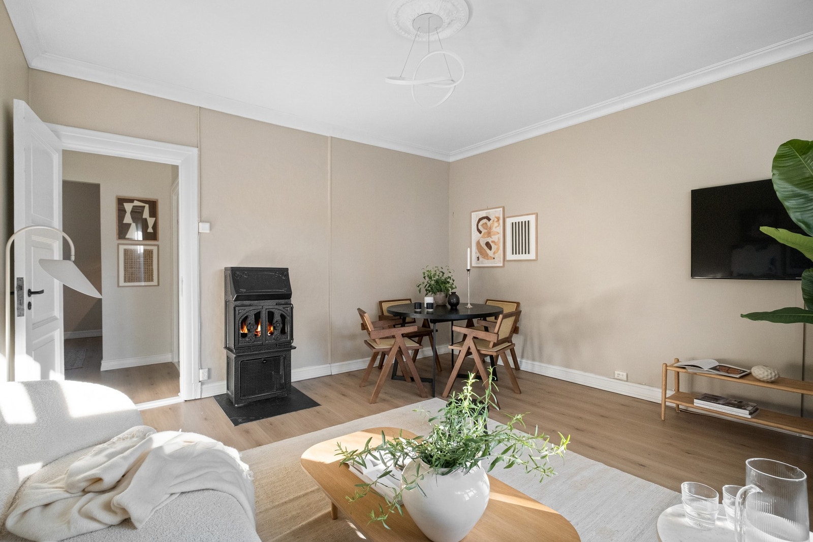 En vedovn i stuen gir mulighet for lun varme fra vedfyring. Galleribilde