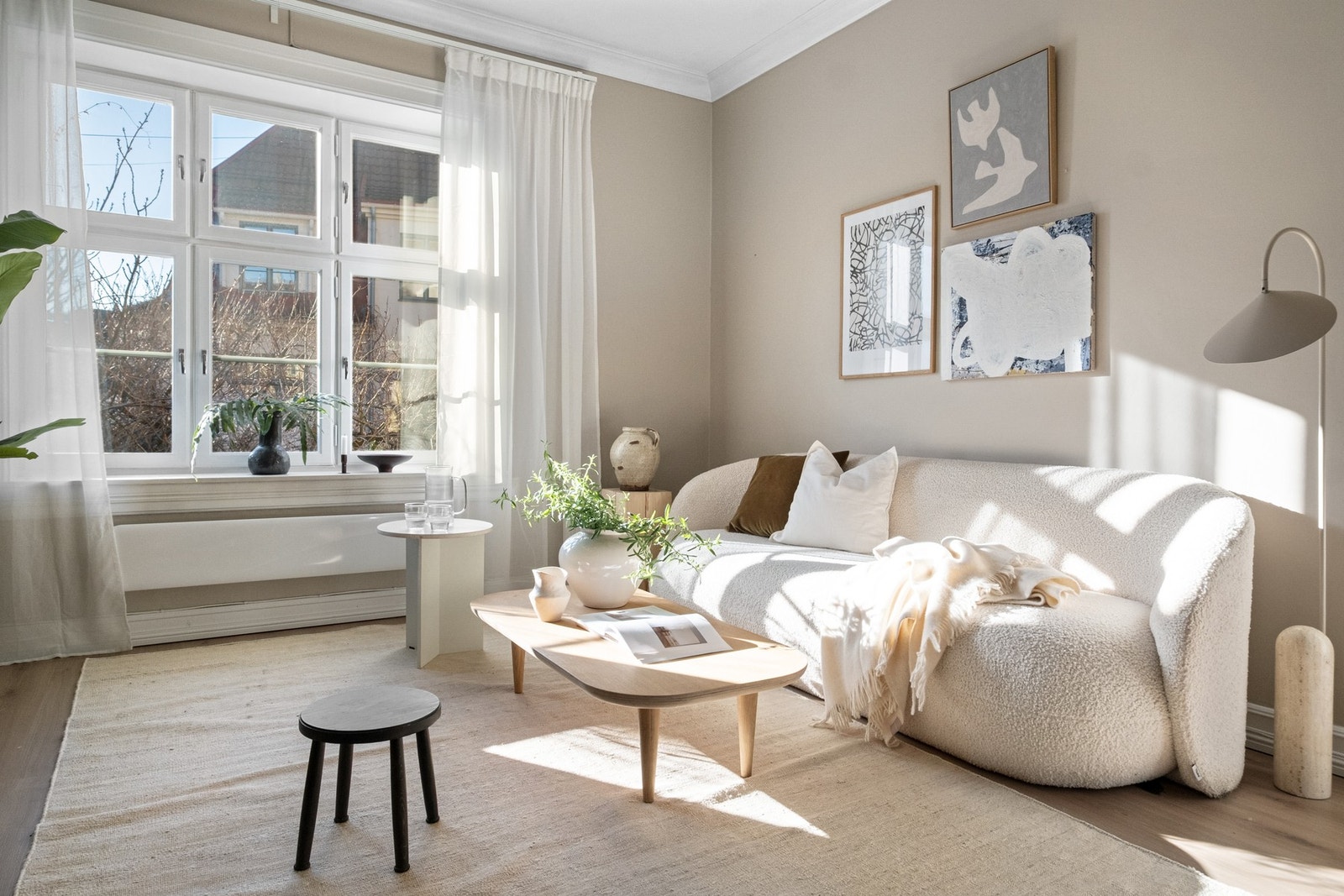 Boligen har store vindusflater som slipper inn rikelig med naturlig dagslys. Galleribilde