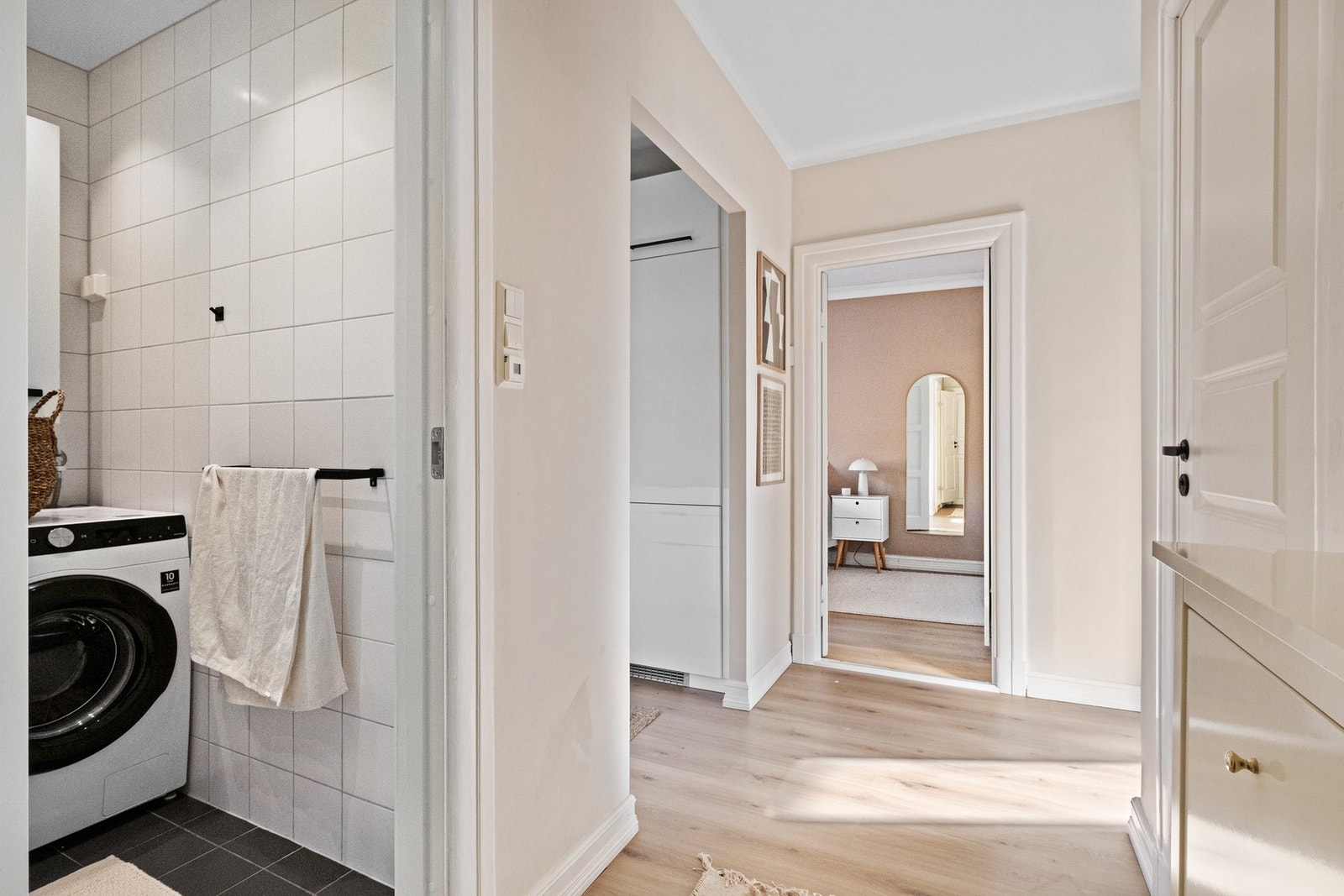 Boligen har en praktisk løsning med bad/vaskerom og separat toalettrom. Galleribilde