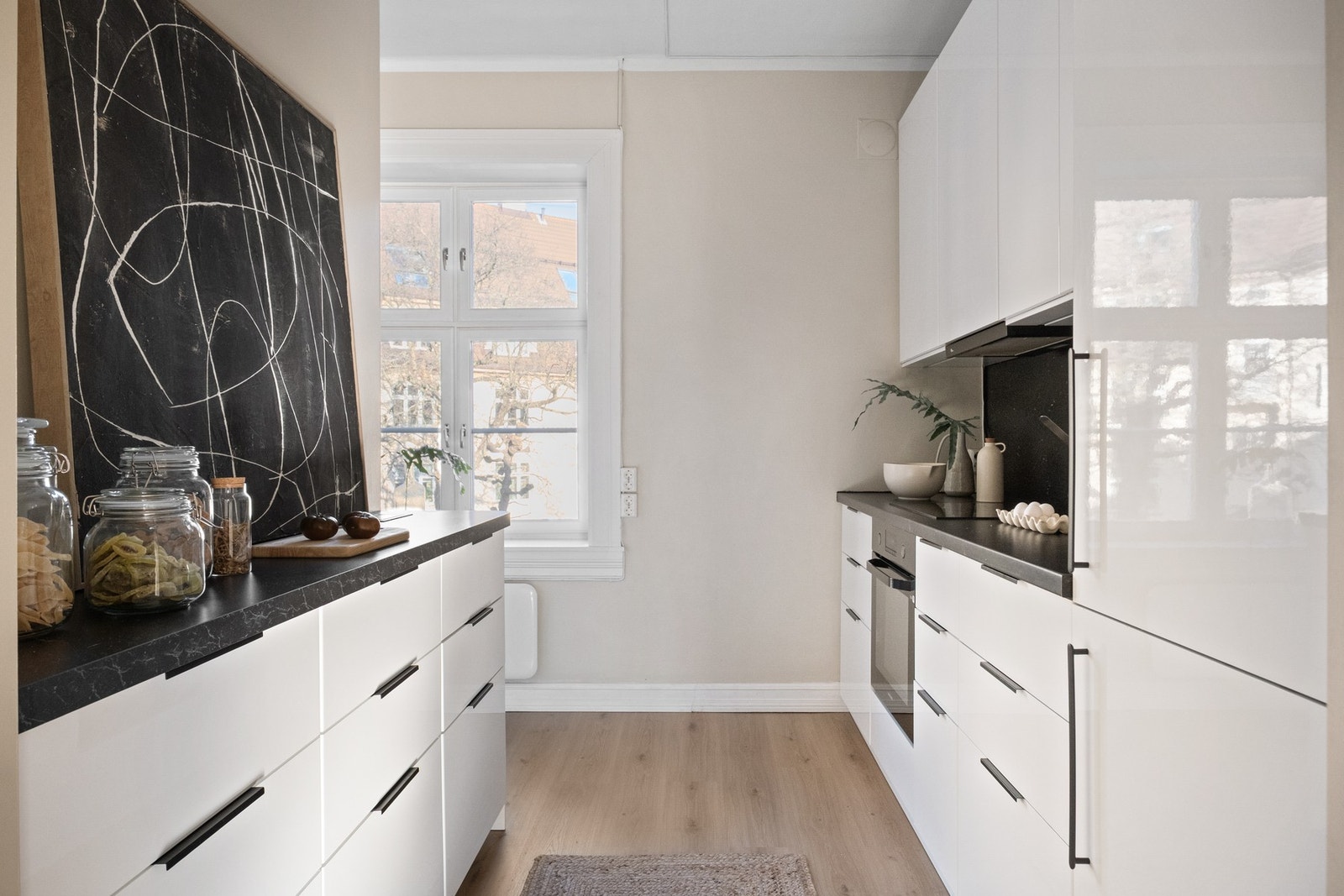 Kjøkkenet har god arbeidsplass og rikelig med oppbevaring. Galleribilde