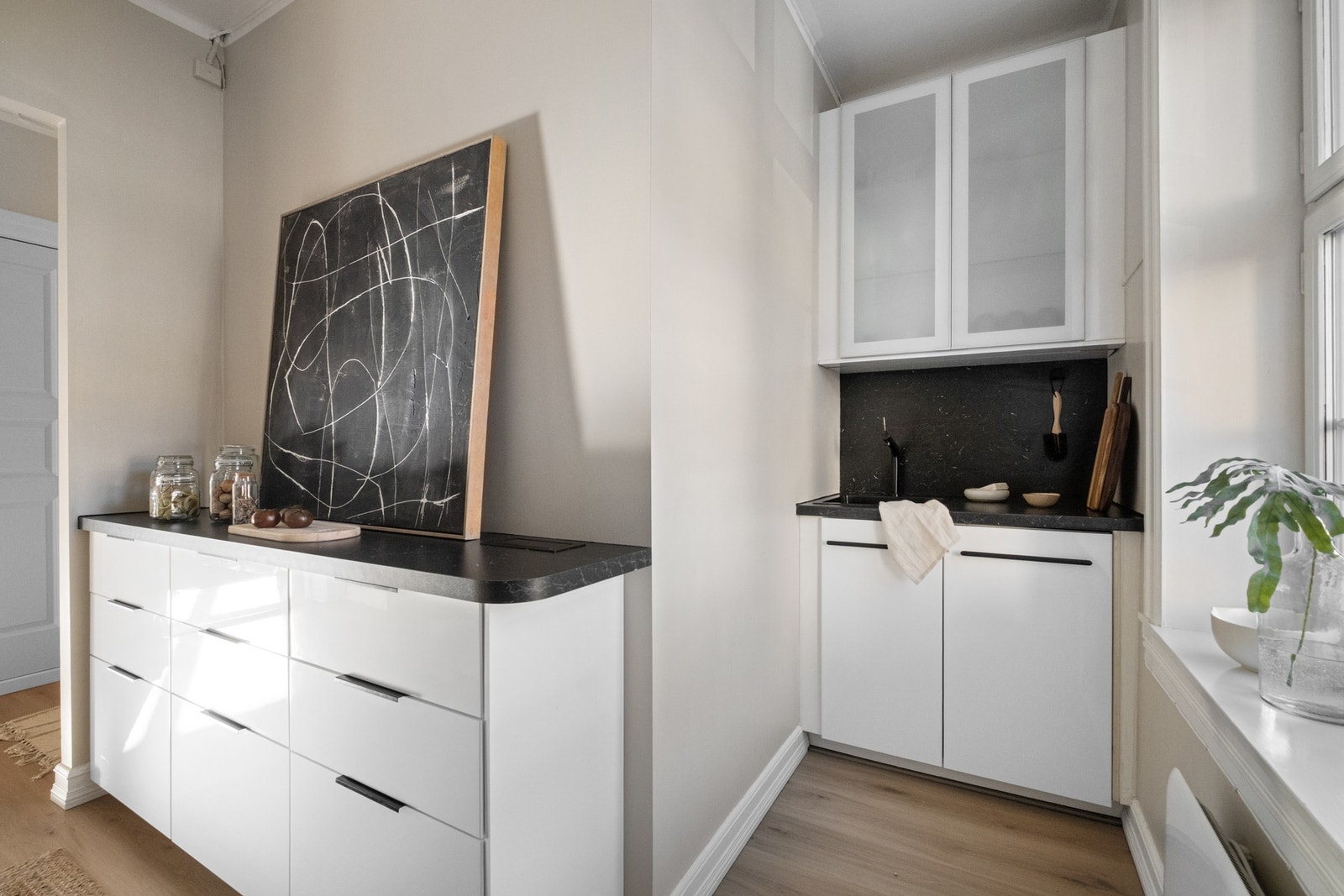 Kjøkkenet er utstyrt med integrert stekeovn, koketopp, oppvaskmaskin og kjøle-/ fryseskap. Galleribilde