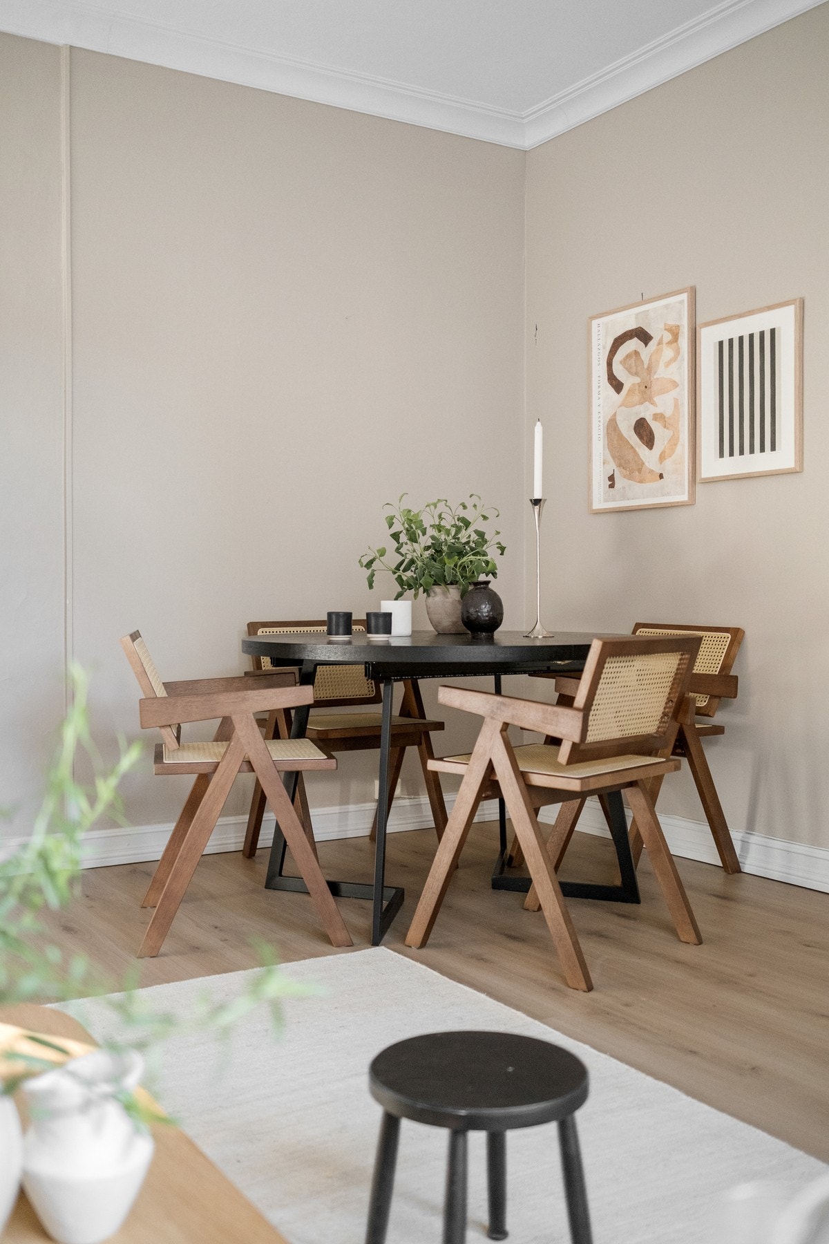 Det er plass til eget spisebord i stuen. Galleribilde