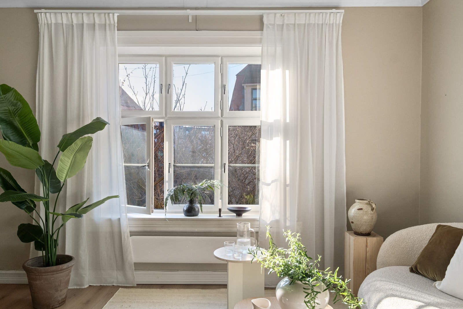 Det er flere klassiske elementer i leiligheten, blant annet høyde vinduer og dype vindusposter. Galleribilde