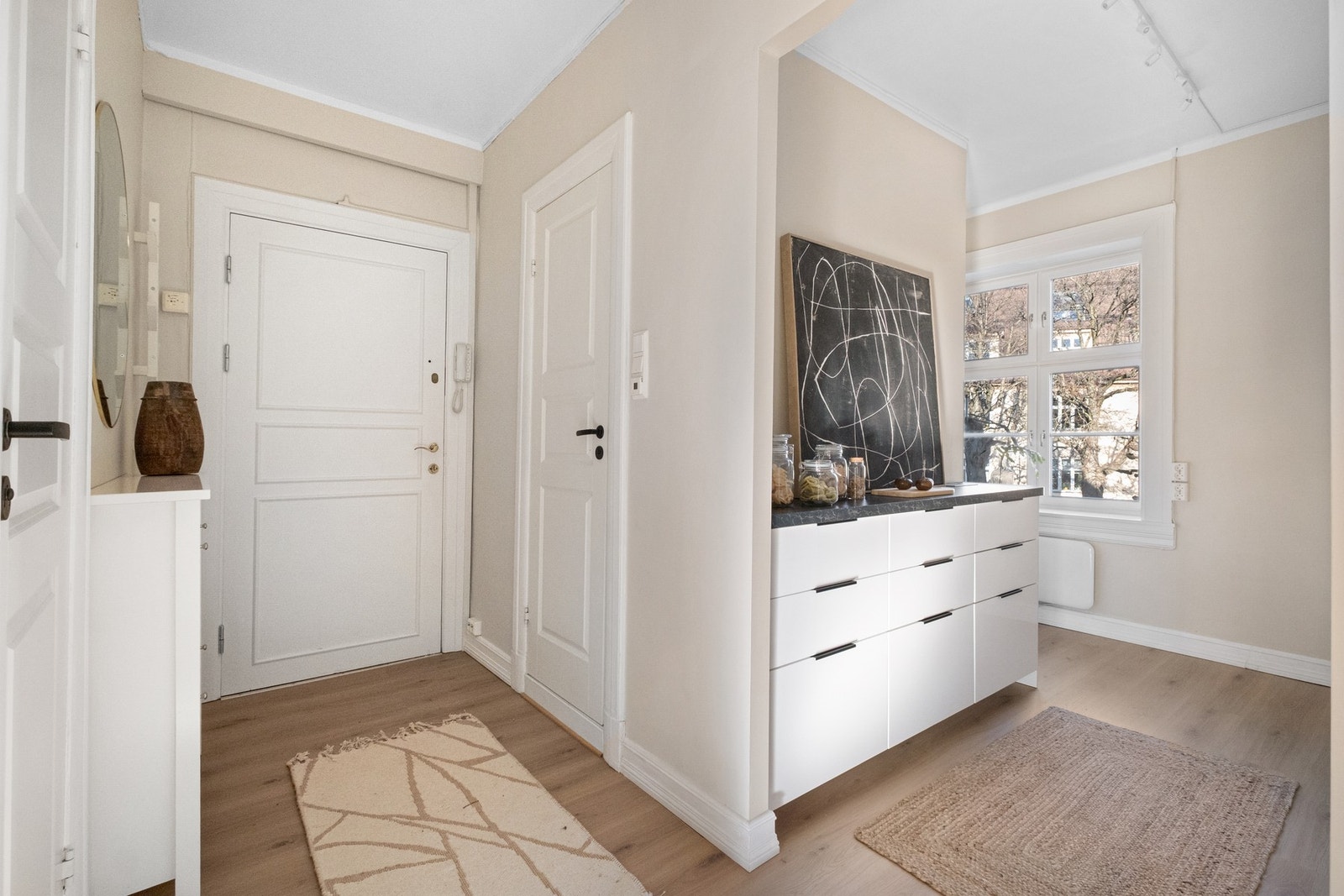 Skoskapet og "jakketreet" i entréen følger boligen. Galleribilde