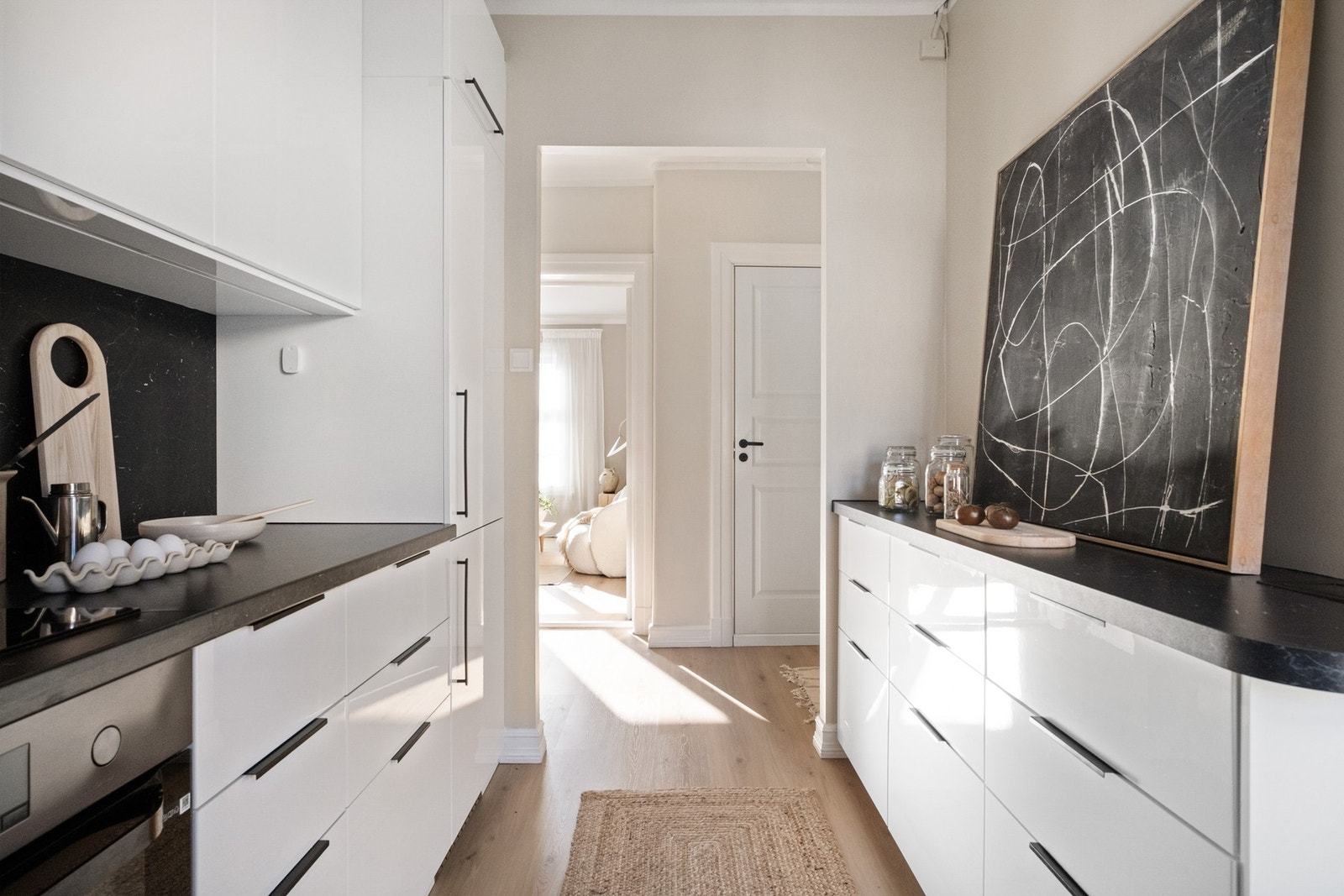 Det ble montert et nytt skap og nye fronter på kjøkkenet i 2024. Galleribilde