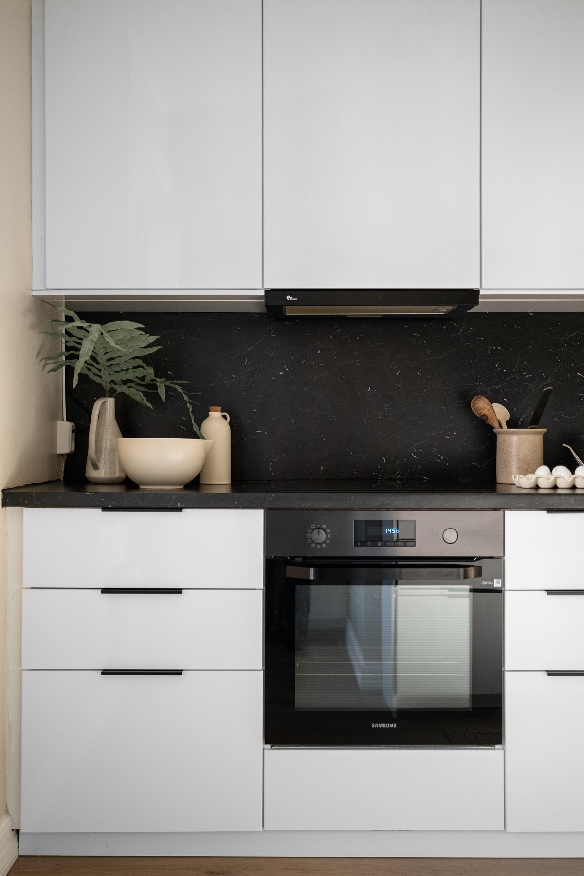 Over stekesonen er det montert ventilator med kullfilter. Galleribilde