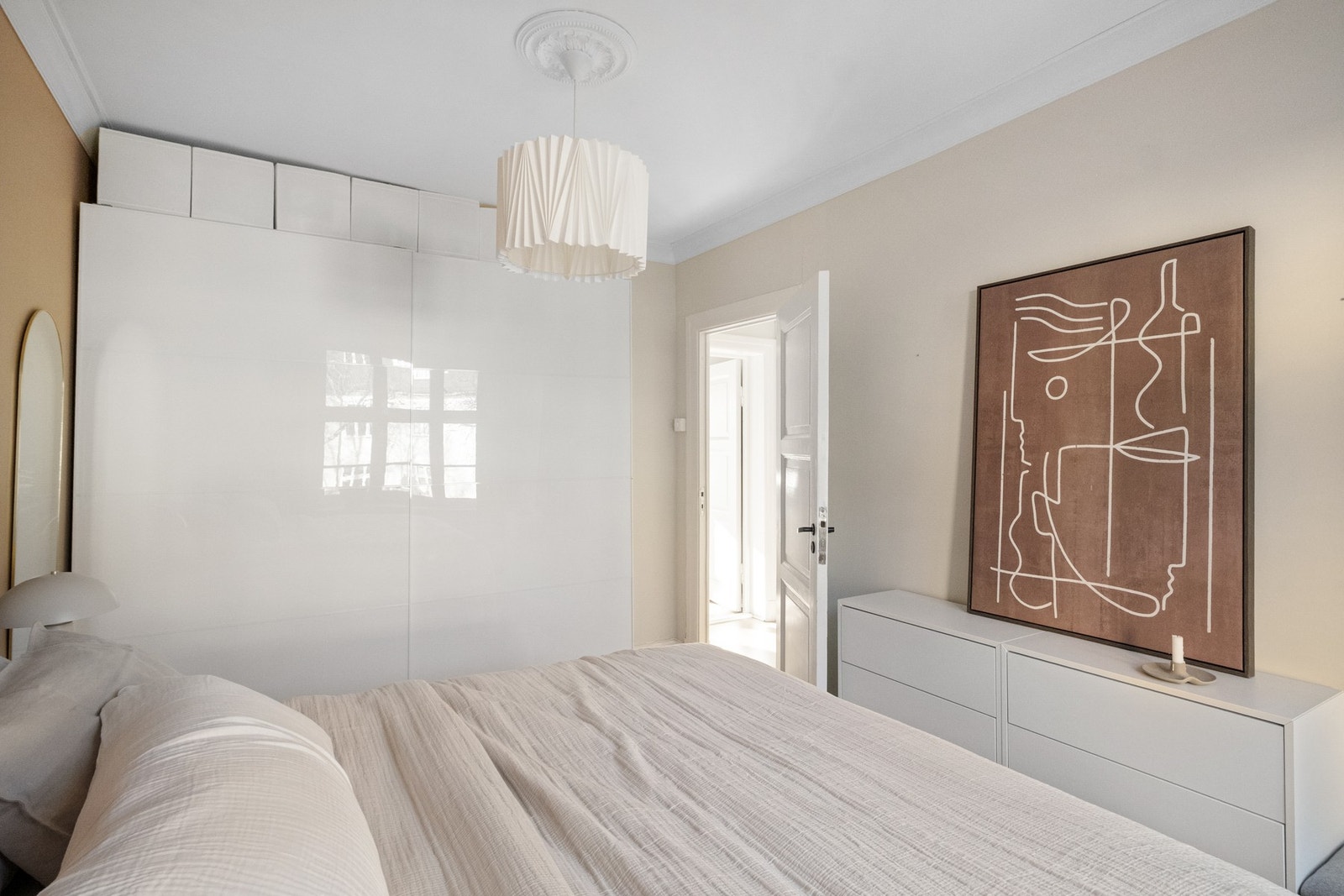 Soverommet er romslig, med god plass til dobbeltseng. Galleribilde