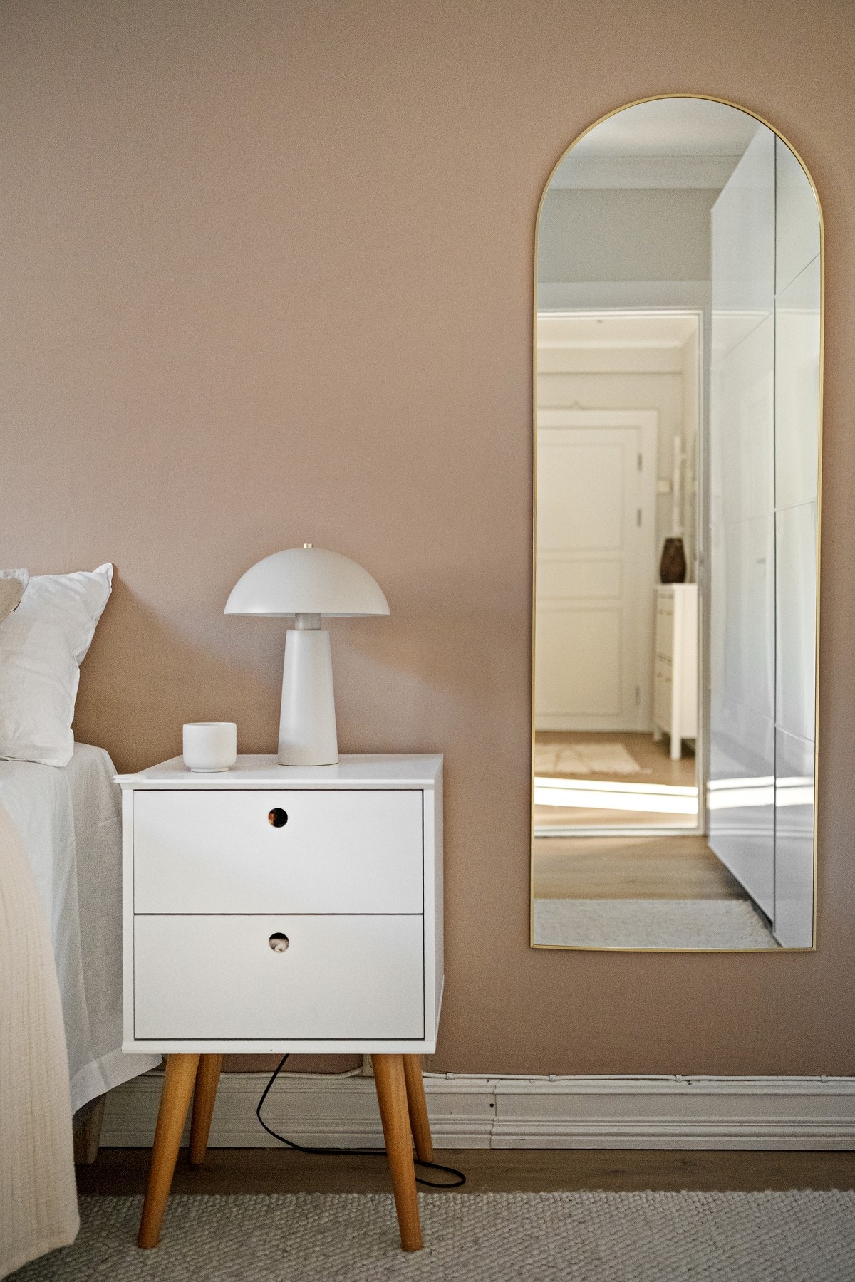 Soverommet har god plass til seng, nattbord og ulikt soveromsmøblement. Galleribilde