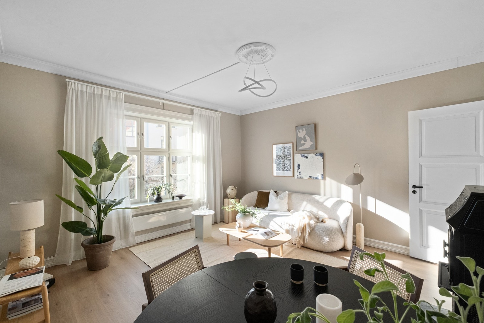 Stuen er lys og luftig, med en generøs takhøyde på 2,70 meter. Galleribilde