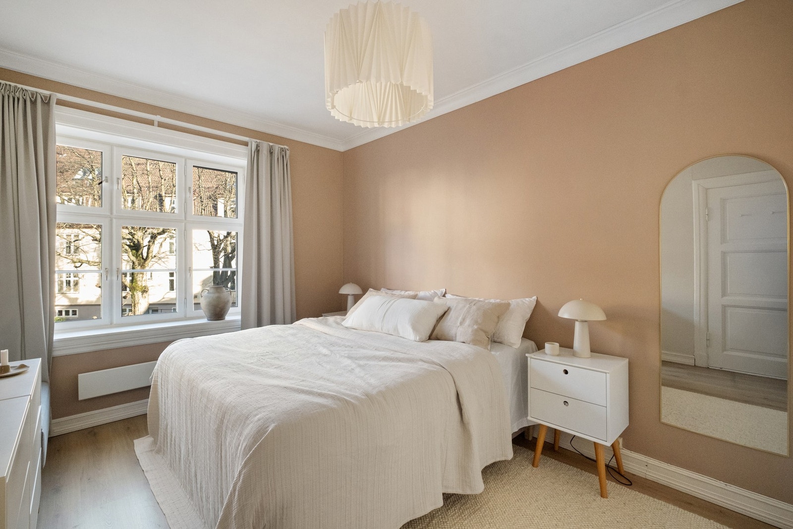 Soverommet har en avslappet og behagelig atmosfære som gjør det enkelt å falle til ro om kvelden. Galleribilde