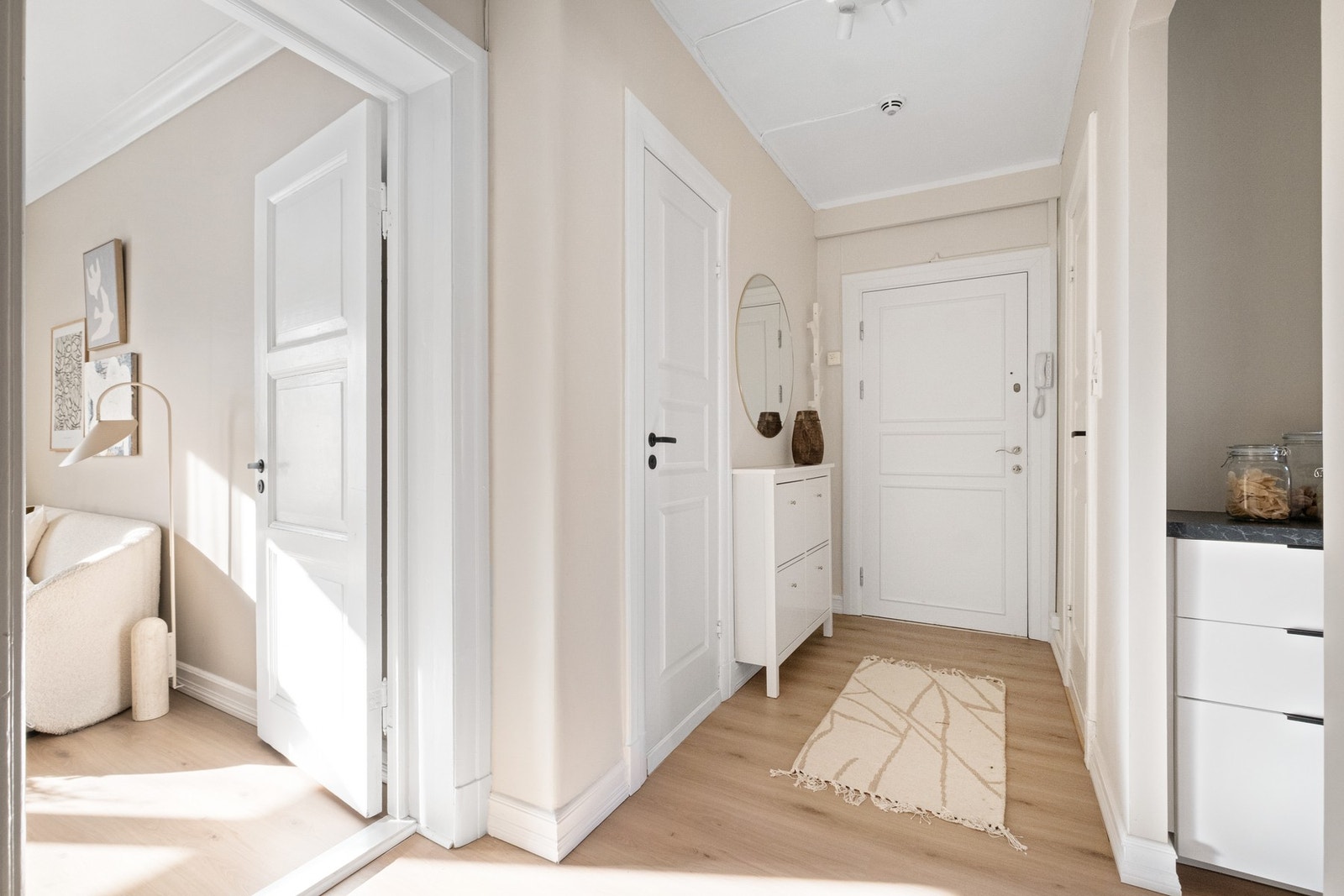 Inngangspartiet er et lyst og hyggelig første møte med boligen. Galleribilde