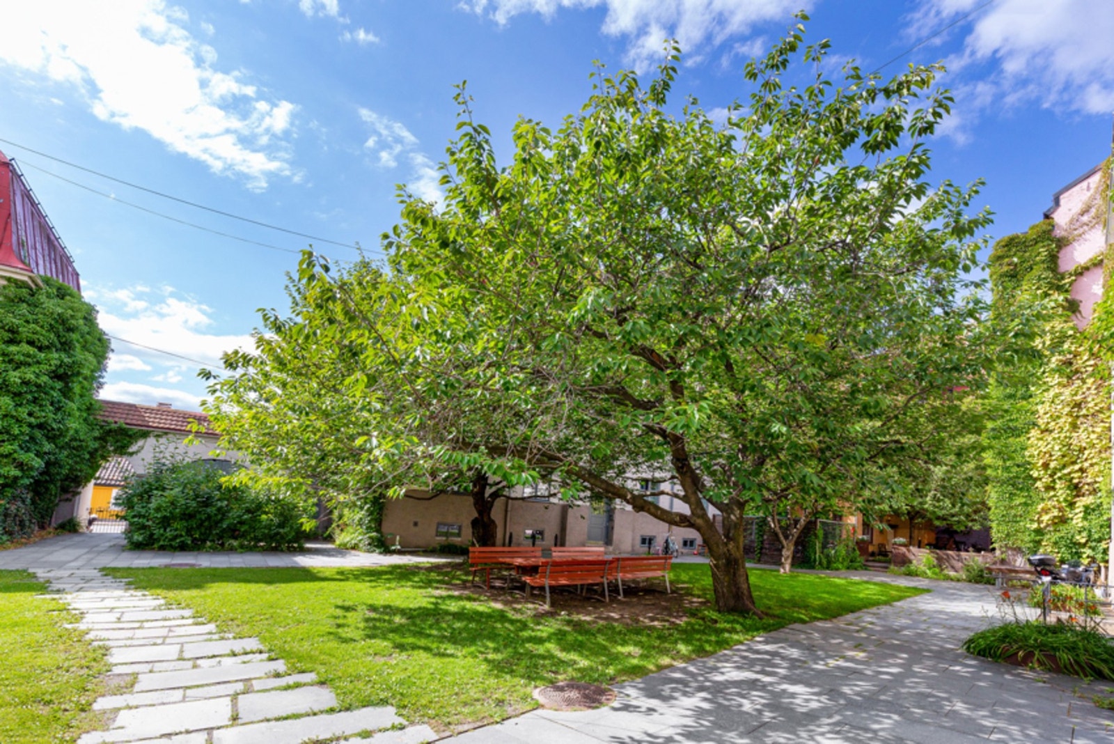 Borettslaget har et herlig fellesareal som legger til rette for et godt "uteliv" i den varme årstiden. (Arkivbilde) Galleribilde