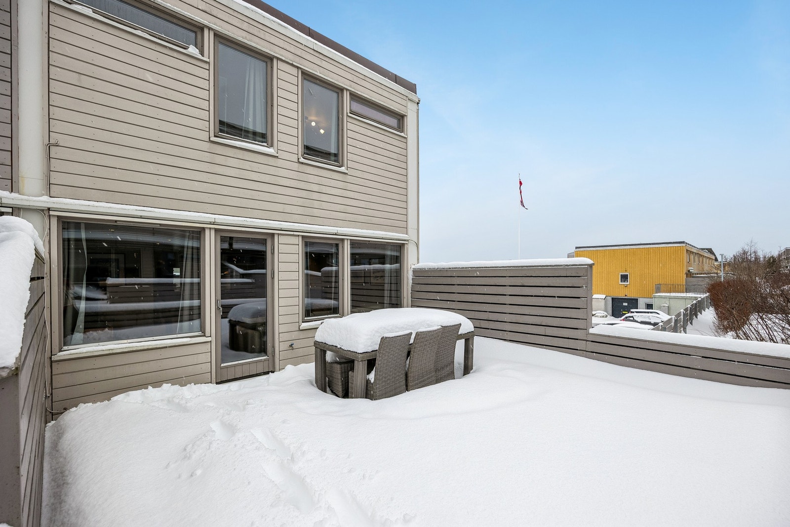 Terrassen fra stuen har god plass til utemøbler. Galleribilde