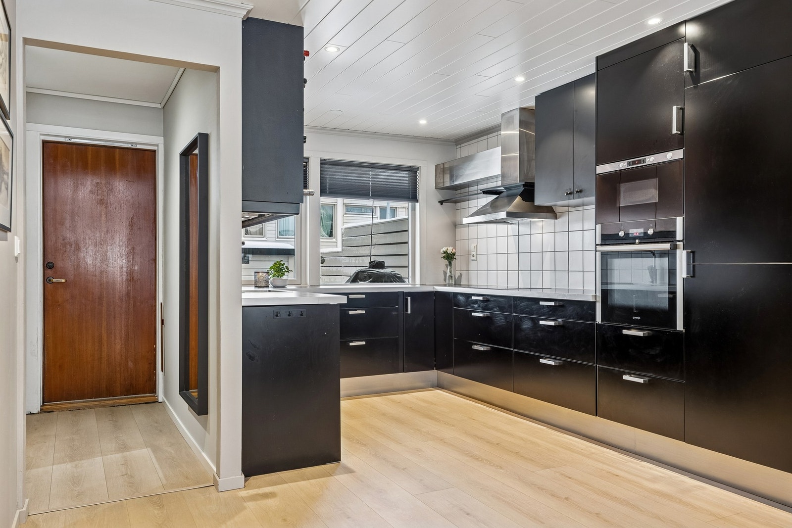 Kjøkkenet har en praktisk utforming som gir godt med arbeidsplass. Galleribilde