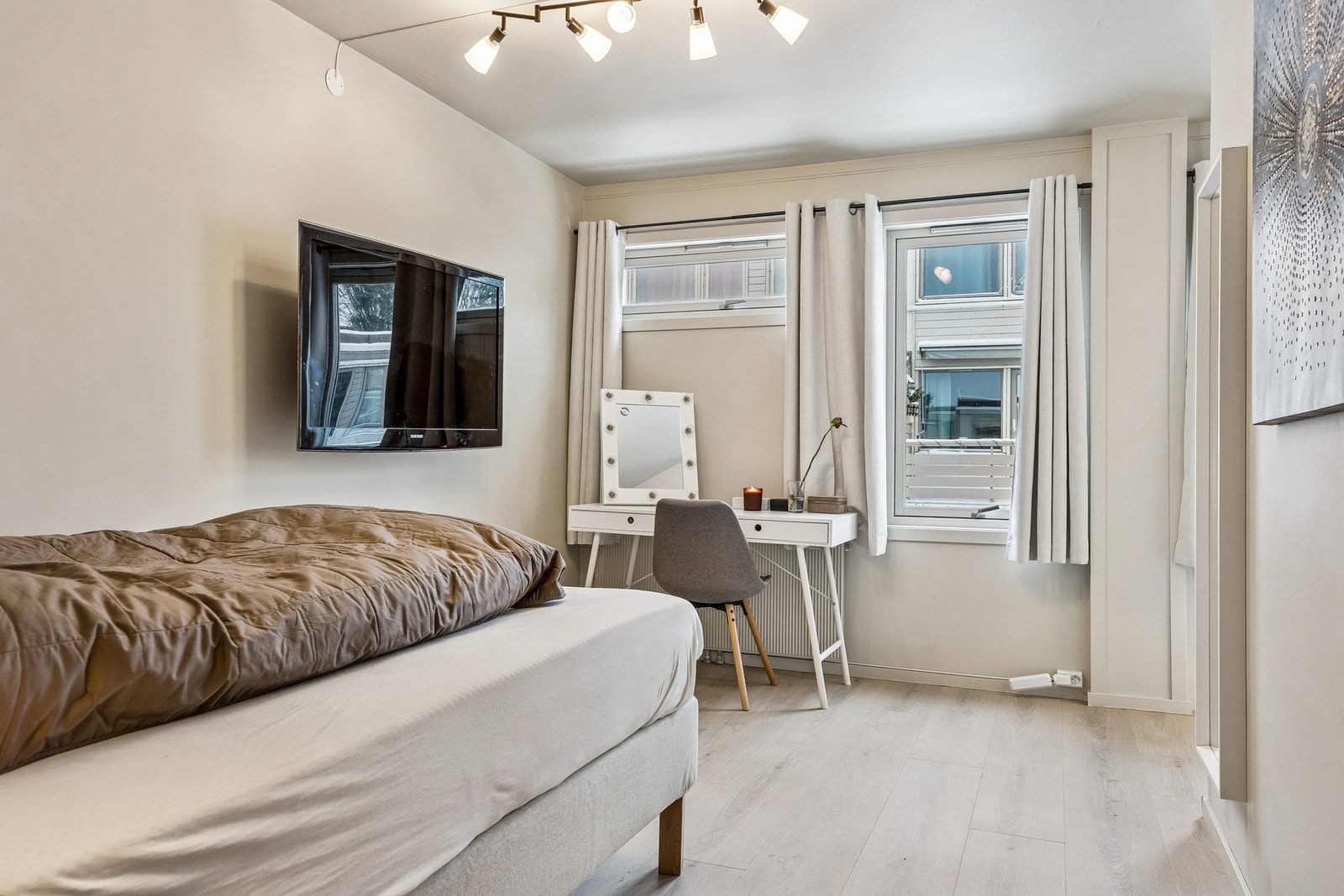 Koselig soverom med fint lysinnslipp. Galleribilde