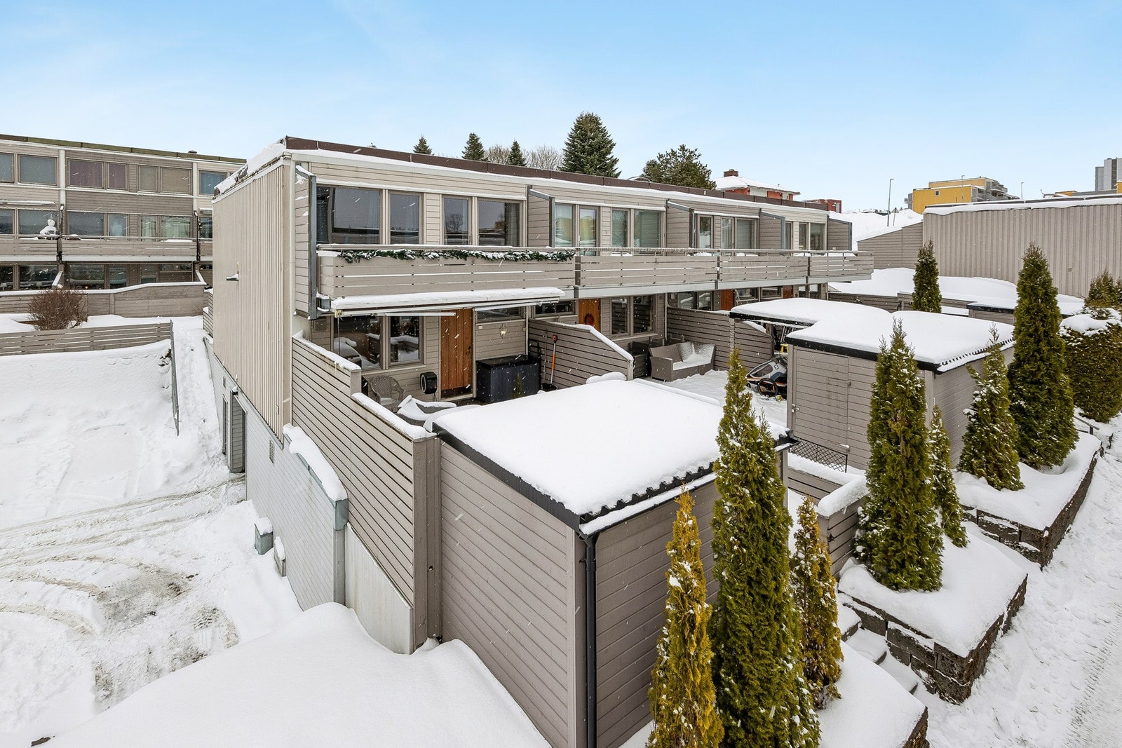 Boligen ligger på enden og meget fint til i feltet. Populært boområde og en særdeles oppgradert bolig. Galleribilde
