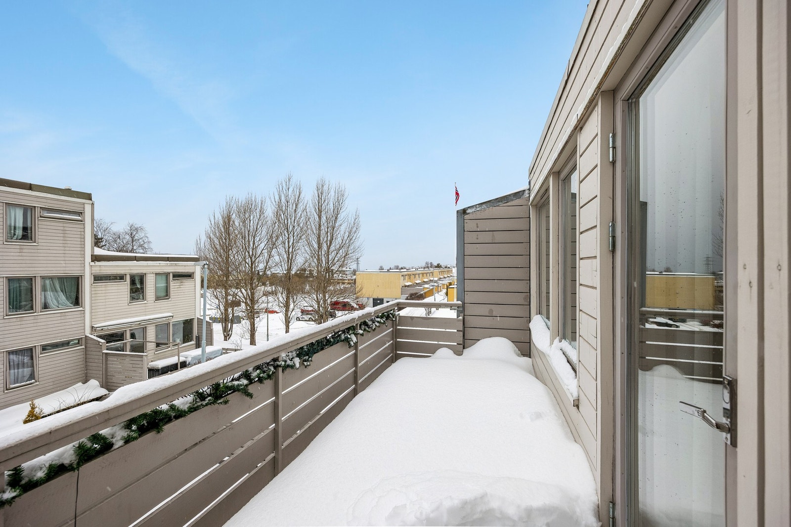 Skjermet balkong med rom for avslappende stunder. Galleribilde