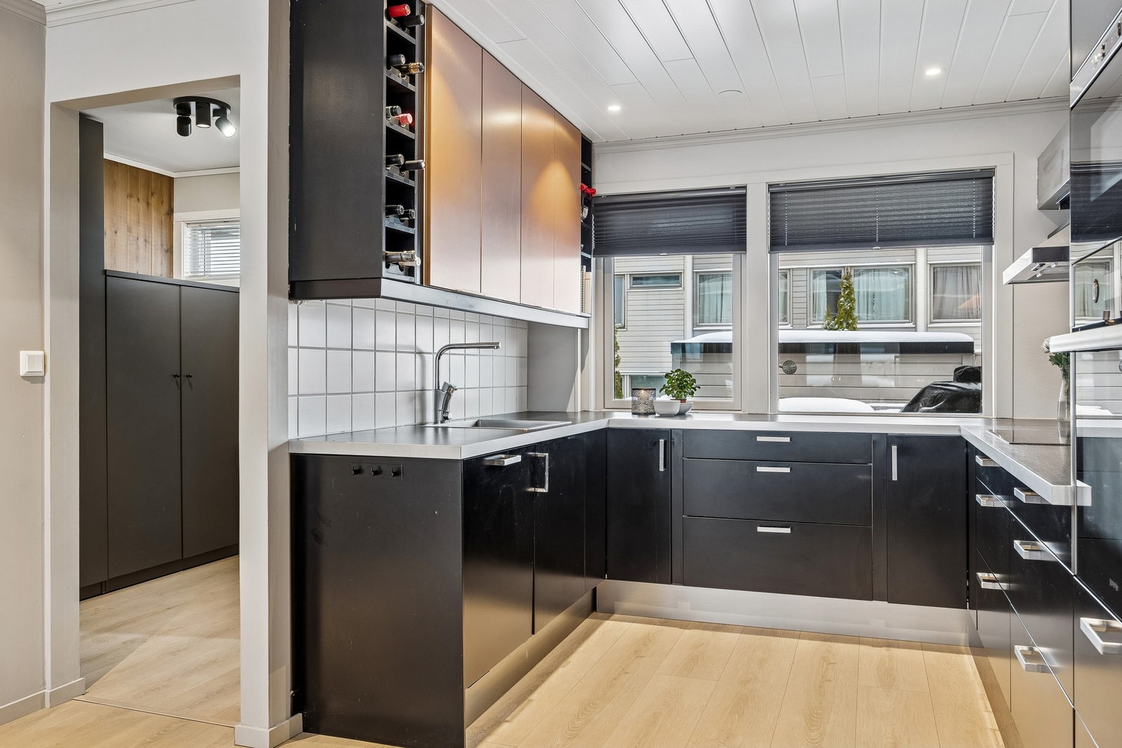 Kjøkkenet er godt utbygget med skap, skuffer og benkeplass. Galleribilde