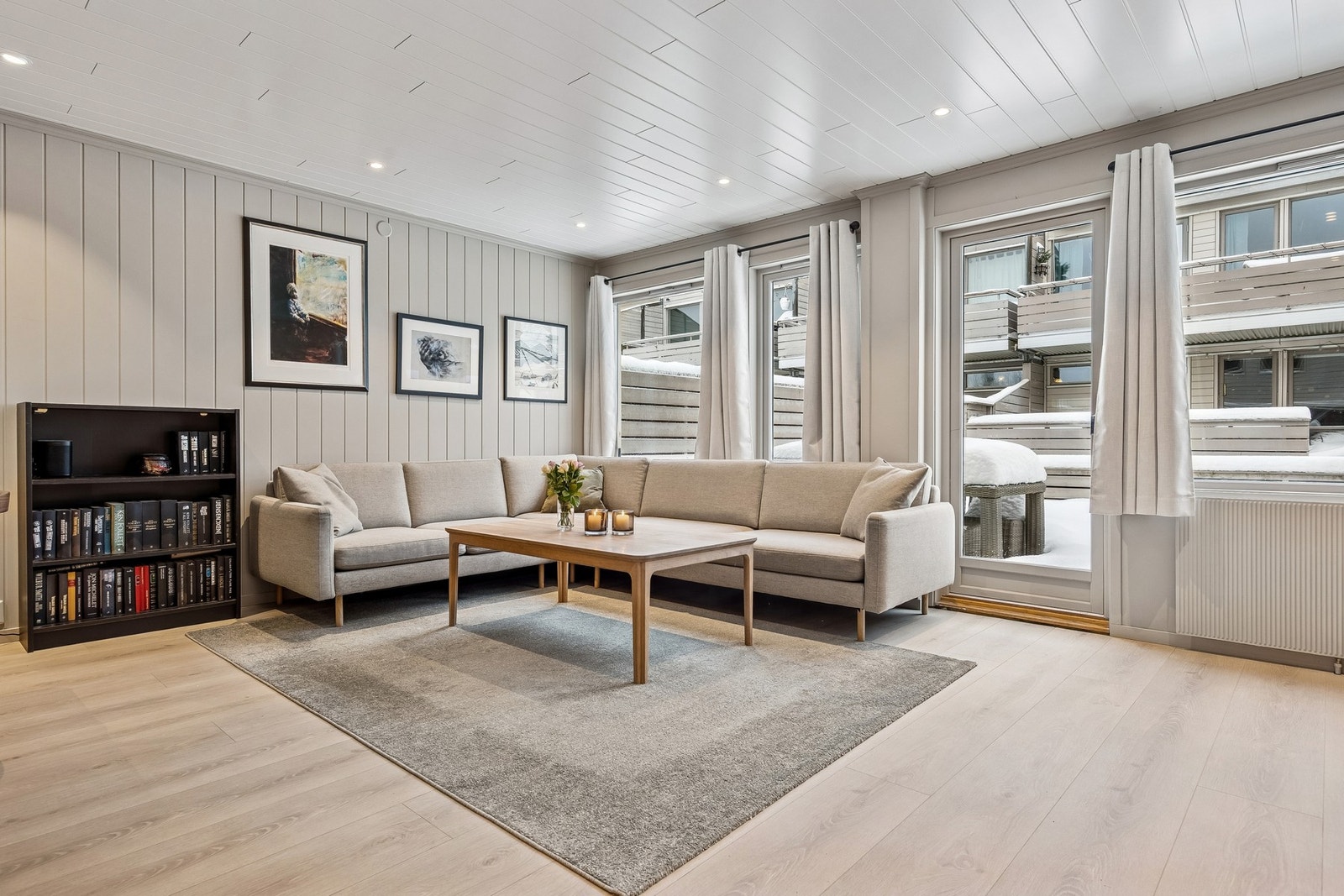 Fra stuen er det utgang til en romslig terrasse på 28 kvm. Galleribilde