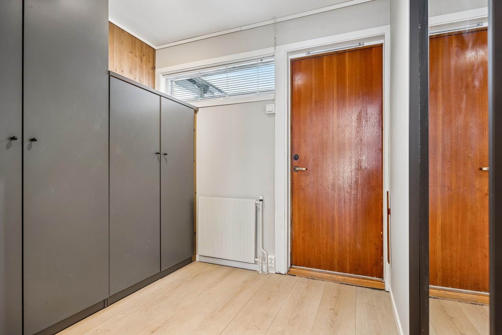 Romslig entré med god oppbevaringsplass. Galleribilde