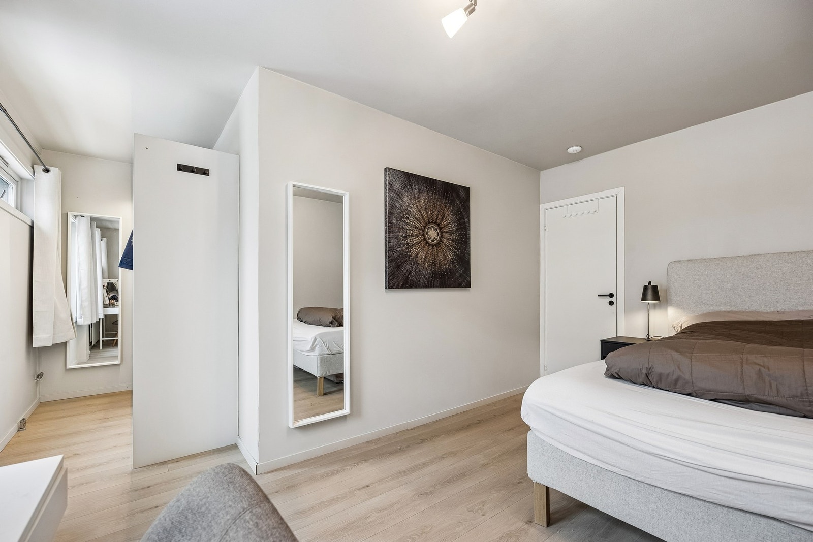 Soverommet har en praktisk utforming som gir rikelig med skap og oppbevaringsplass, Galleribilde