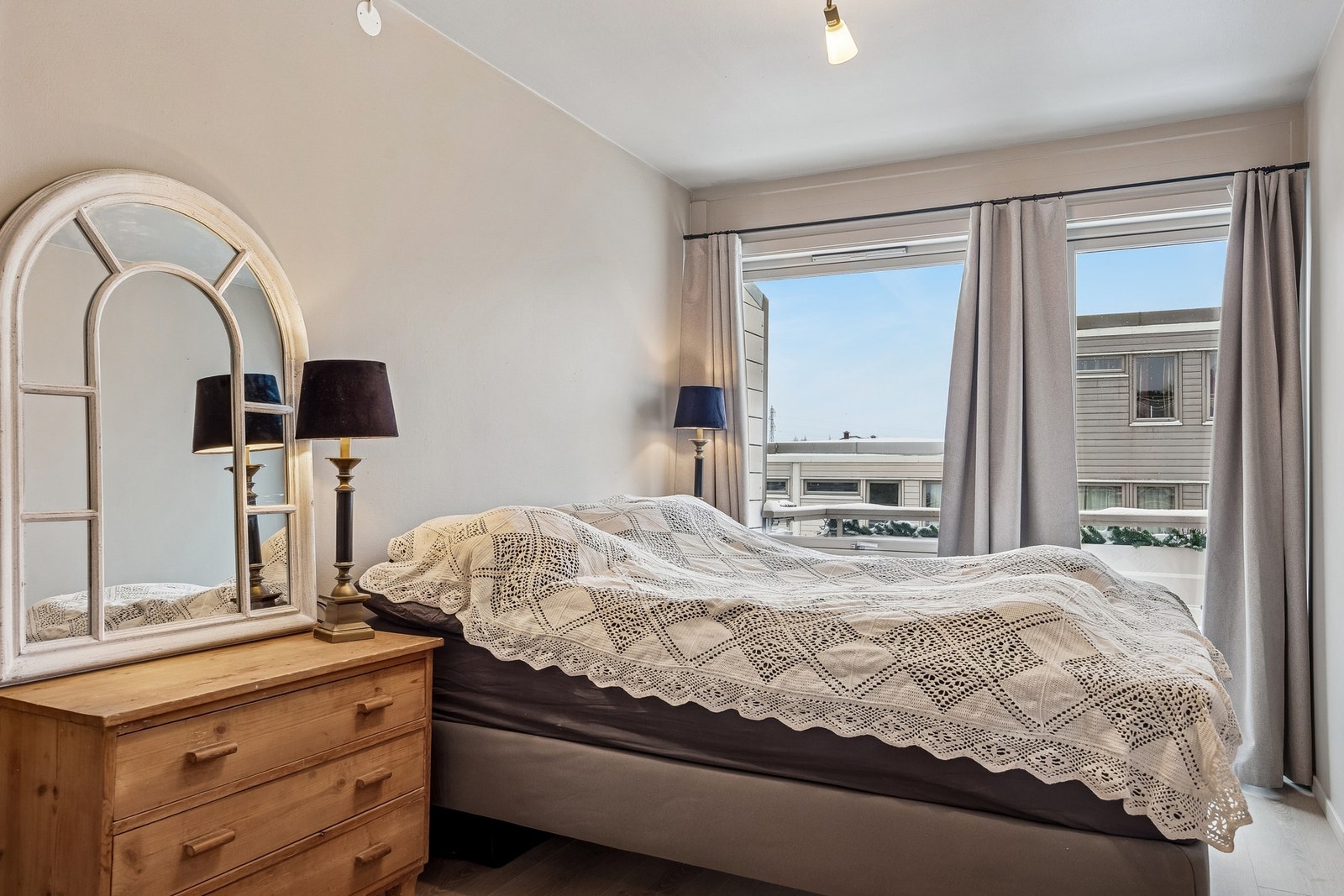 Stort hovedsoverom med adgang til en balkong som måler 9 kvm. Galleribilde