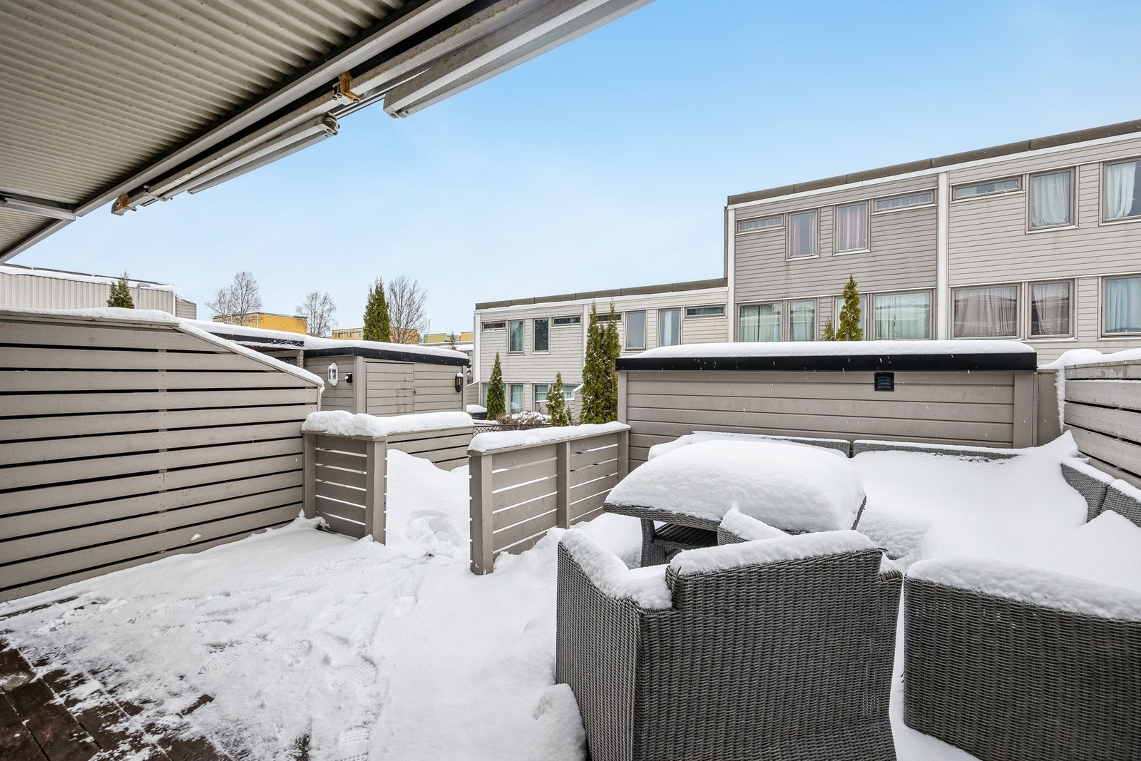 Terrassen ved inngangspartiet måler 28 kvm. Galleribilde