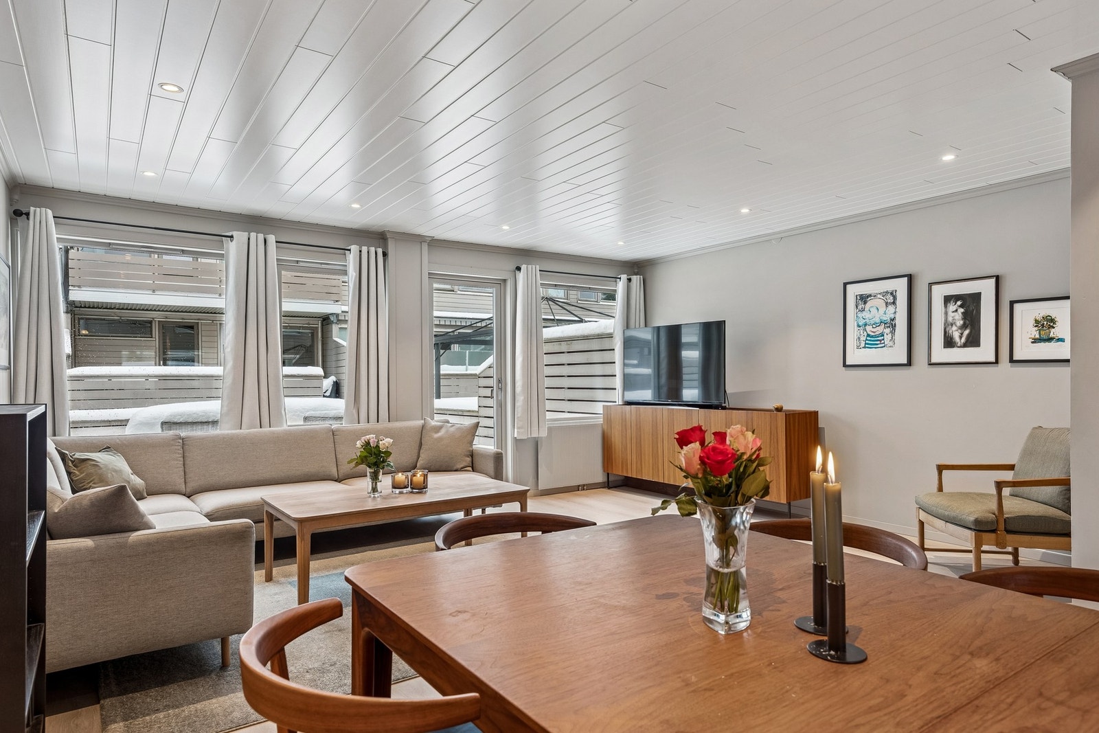 Store vindusflater som gir rikelig med naturlig lys. Galleribilde