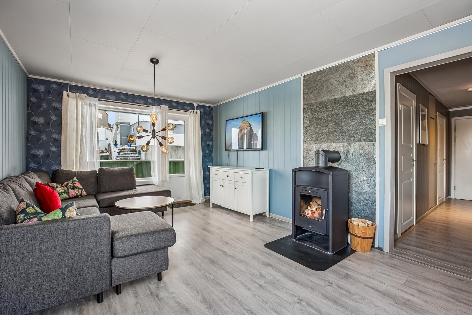 Stuen har vedfyring for kalde vinterdager Galleribilde