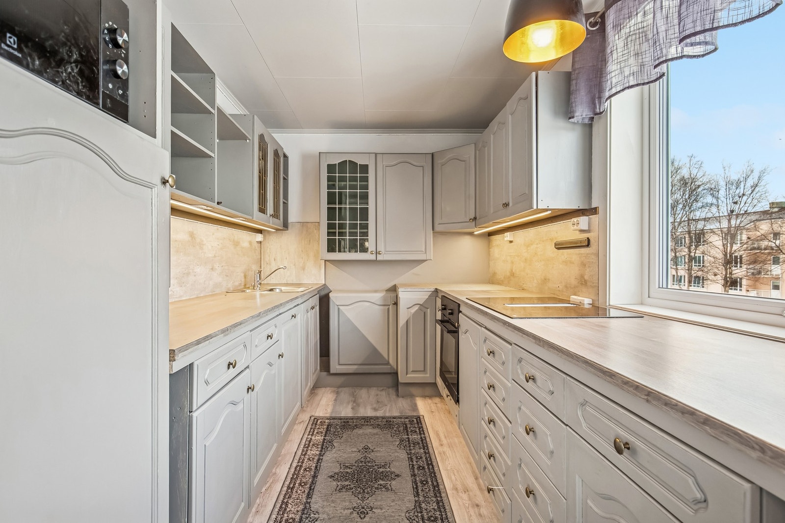 Kjøkken med god benkeplass Galleribilde