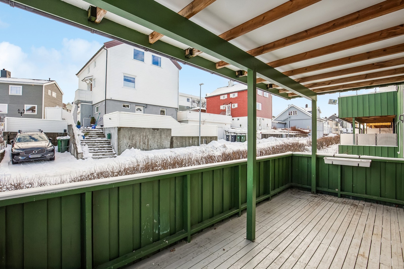 Det er overbygd romslig veranda mot sør Galleribilde