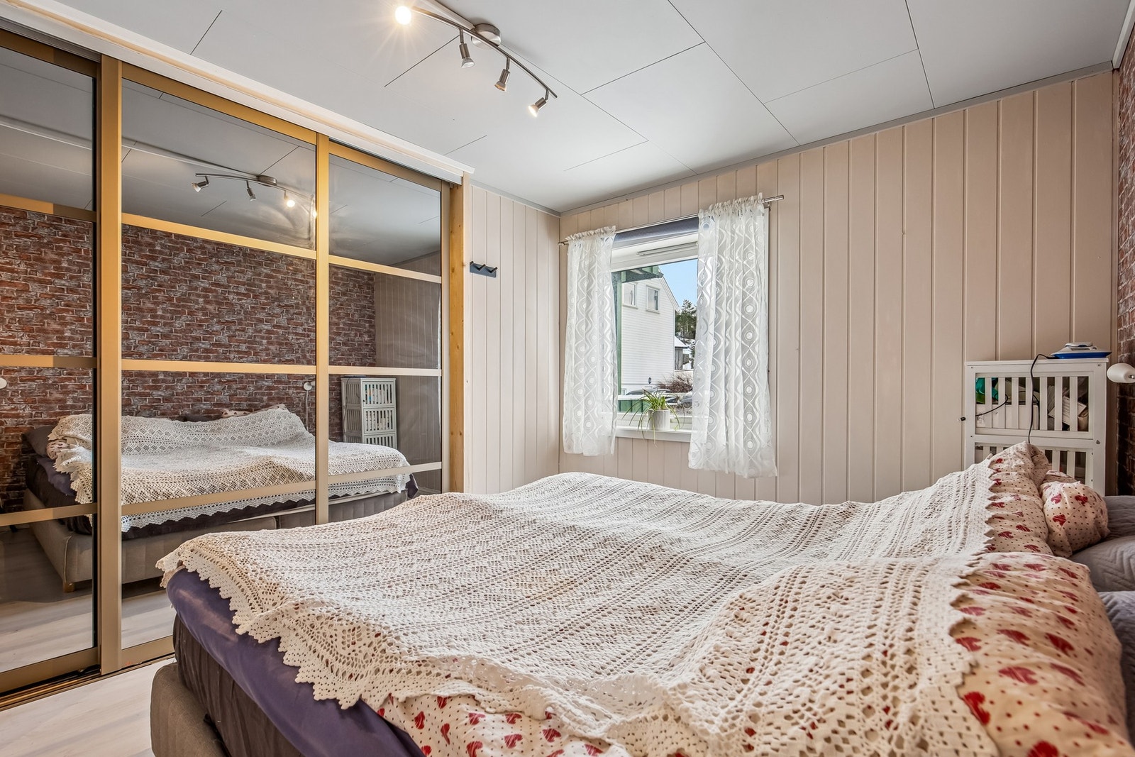 Soverom med stor garderobe Galleribilde