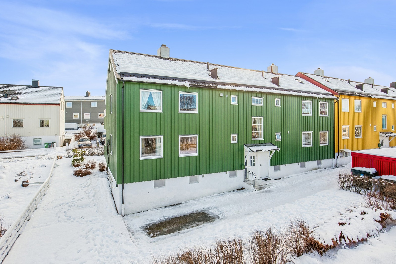 Leiligheten ligger i en høy 1.etasje og har fritt utsyn mot nord. Galleribilde